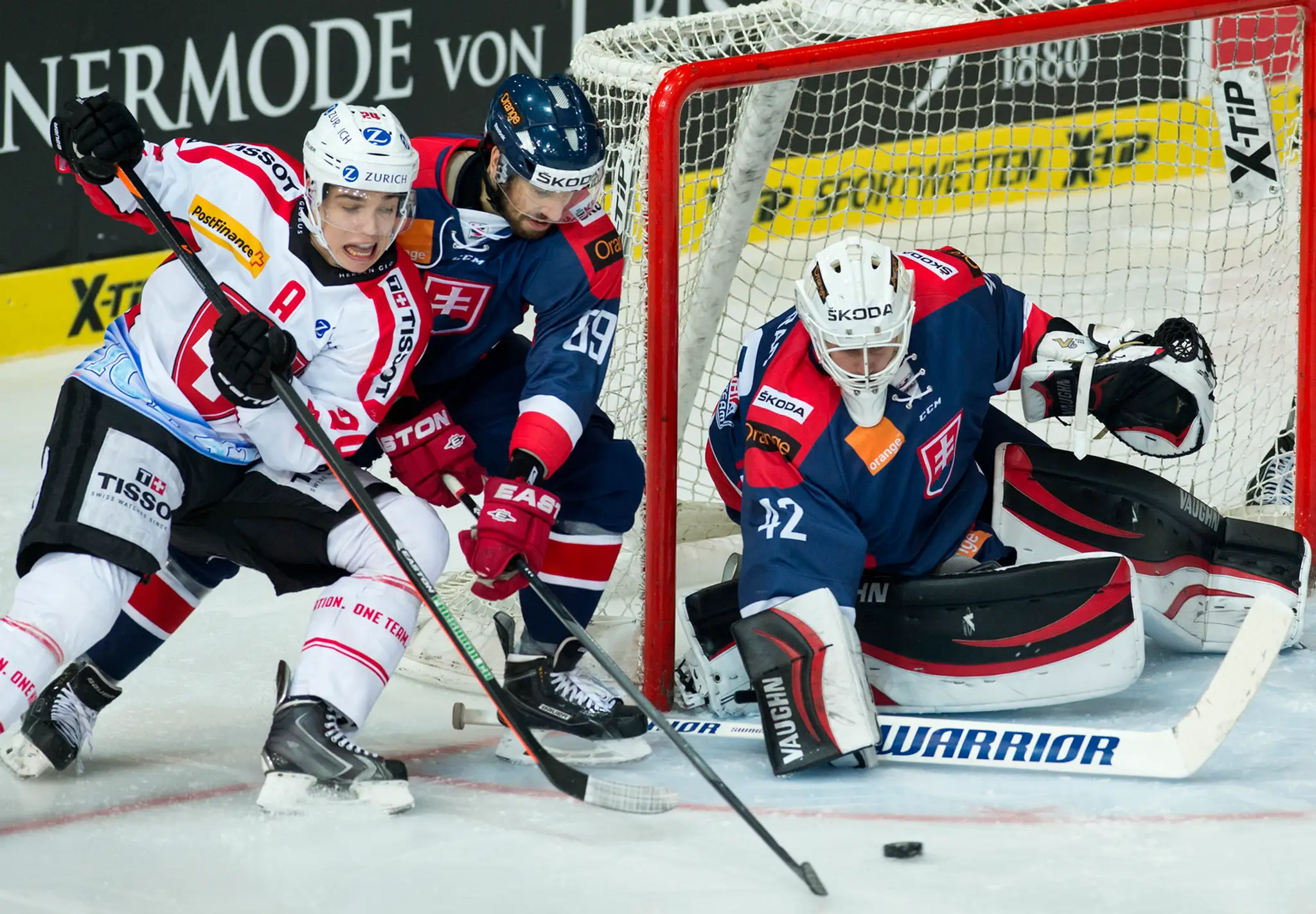 Branislav Konrád, Oldrich Kotvan (obaja Slovensko) a Reto Suri (Švajčiarsko) v zápase Nemeckého pohára Švajčiarsko - Slovensko.