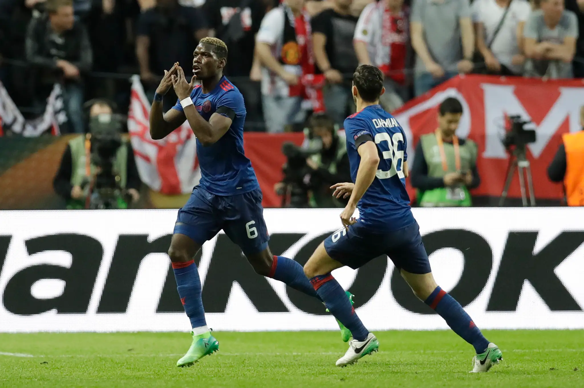 Paul Pogba (vľavo) z ManUtd jasá po svojom góle vo finále EL proti Ajaxu.