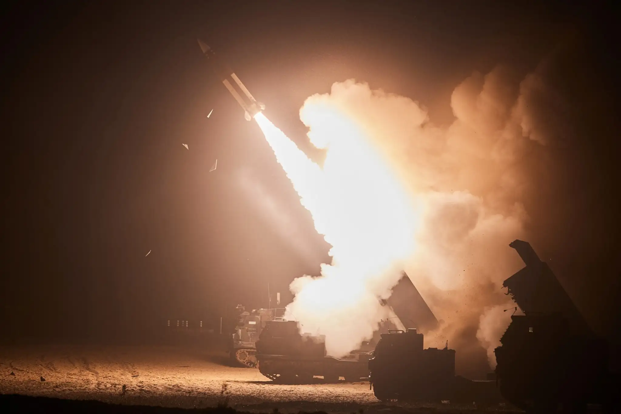 Cvičenie juhokórejskej armády s raketami ATACMS.