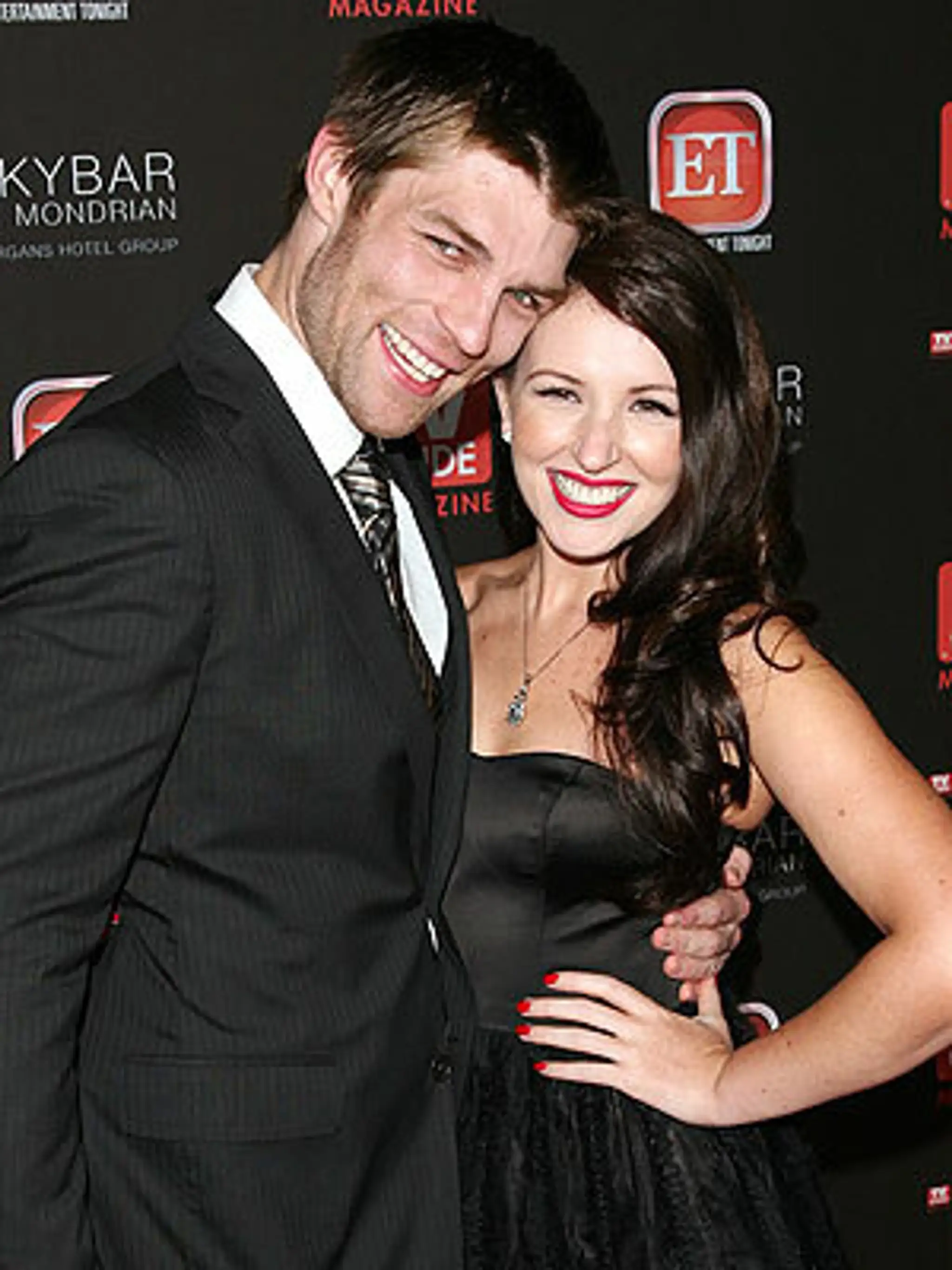 Liam McIntyre a Erin Hasan.jpg