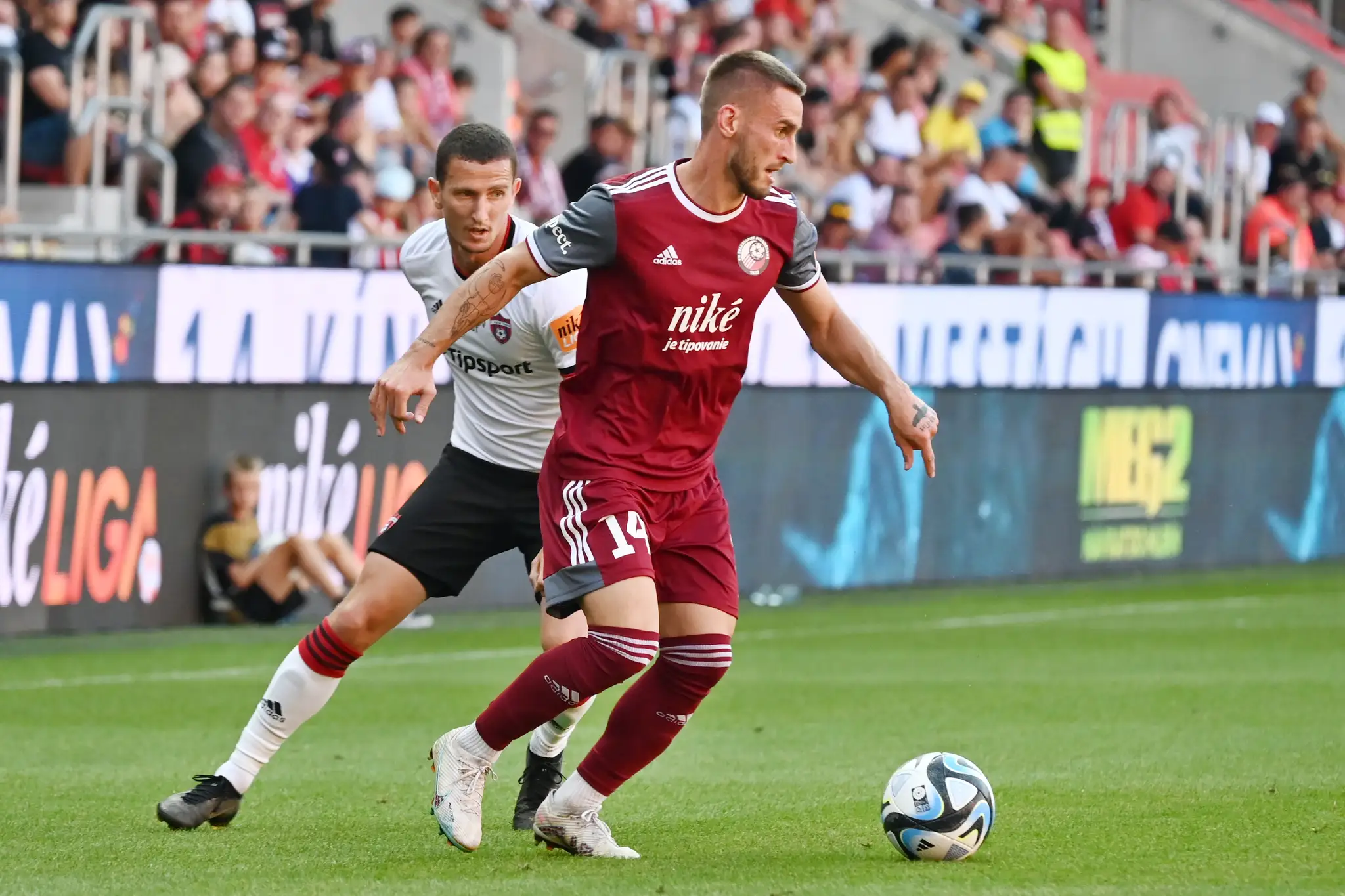 Vľavo hráč Trnavy Samuel Štefánik a hráč Podbrezovej Matej Grešák počas zápasu 4. kola Niké ligy.
