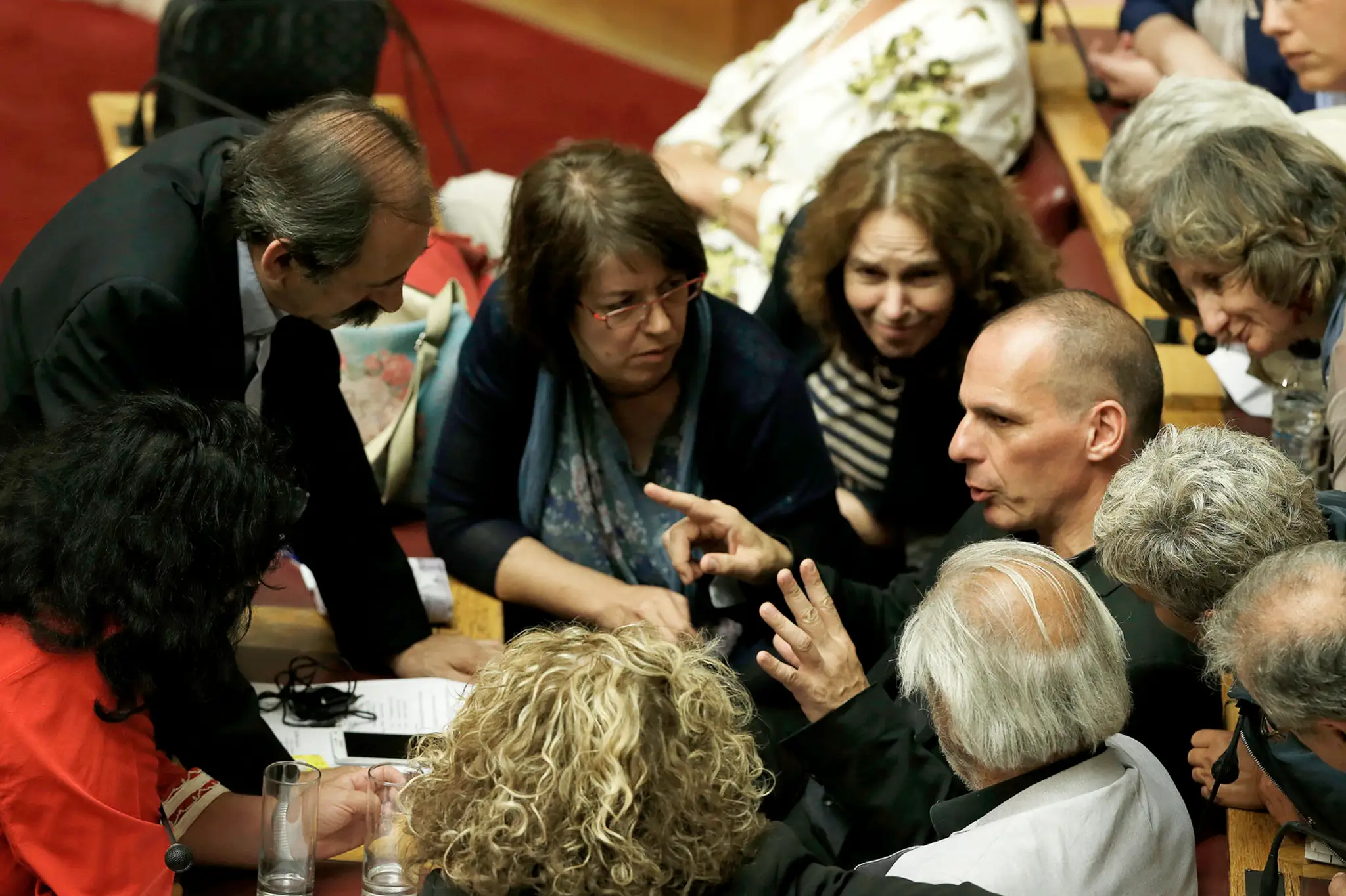 Grécky minister financií Janis Varufakis a poslanci vládnej strany Syriza