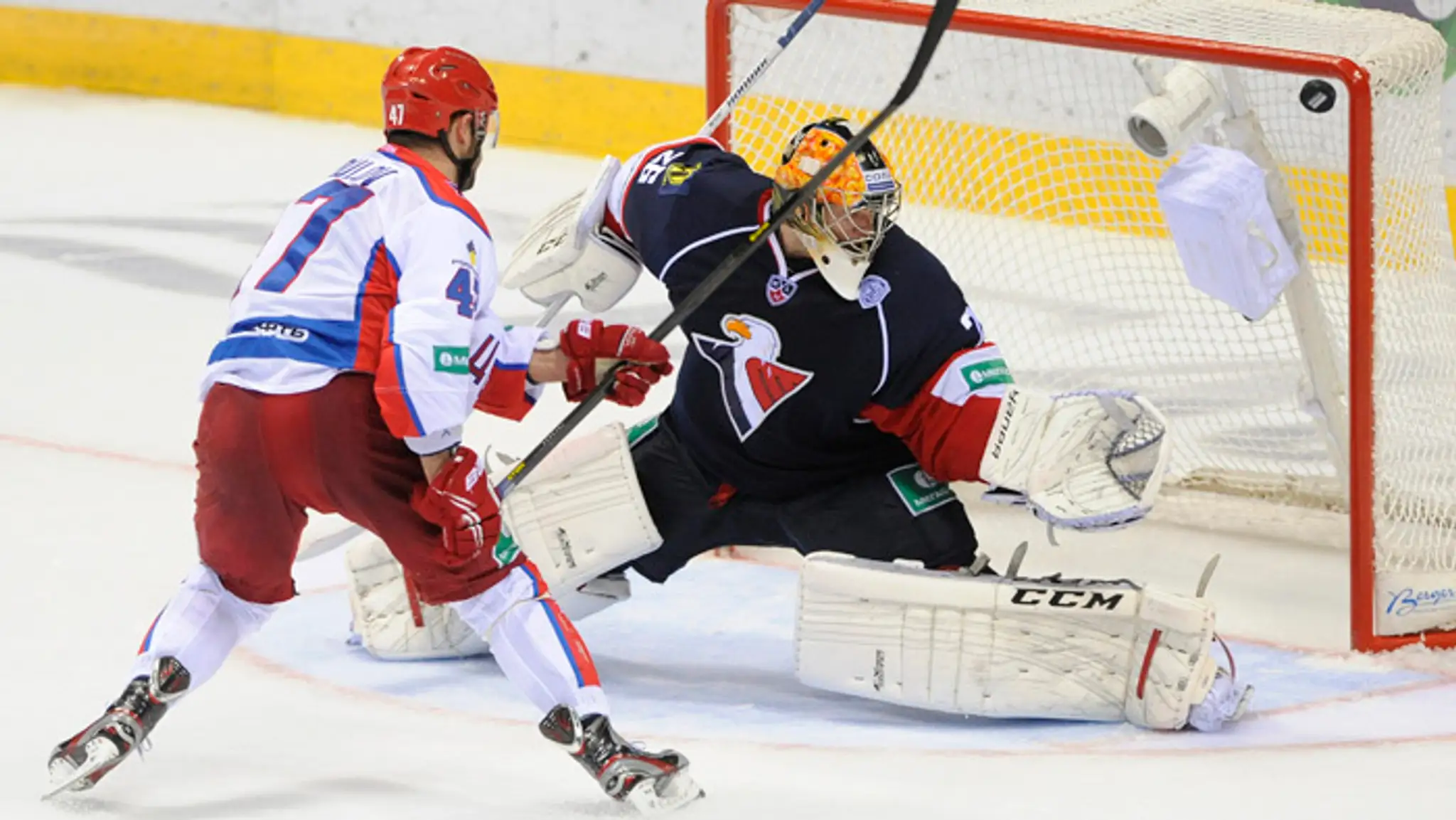 Na archívnej snímke Alexander Radulov (CSKA Moskava) strieľa gól do brány HC Slovan.