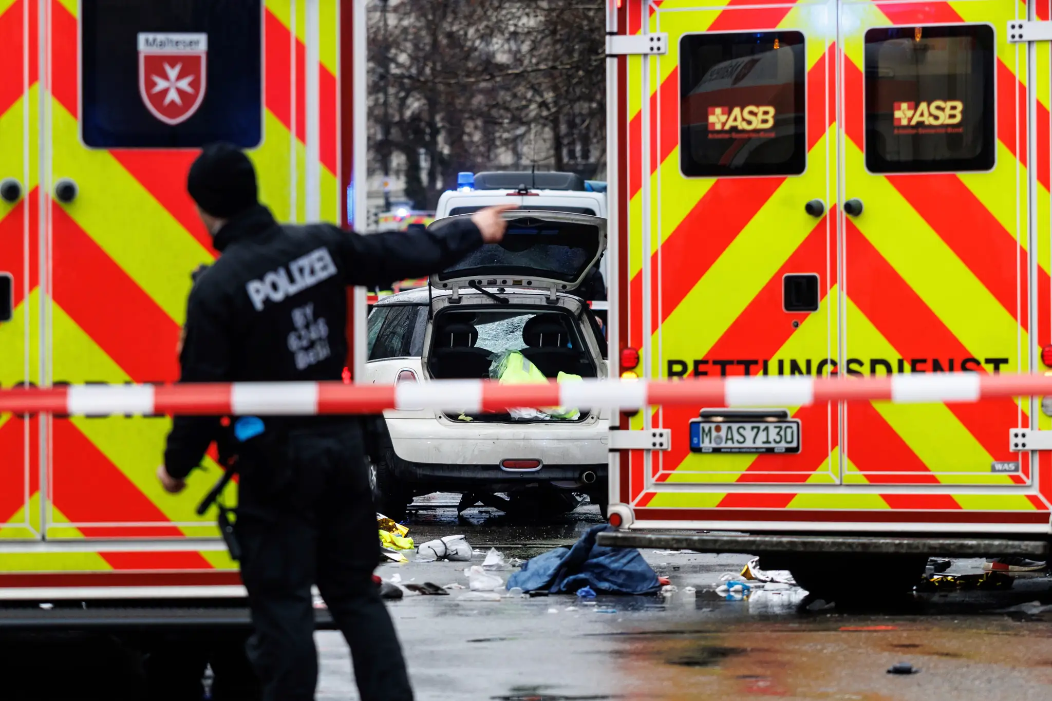 Policajti a záchranári zasahujú na mieste nehody po tom, ako auto vrazilo do davu ľudí v Mníchove..