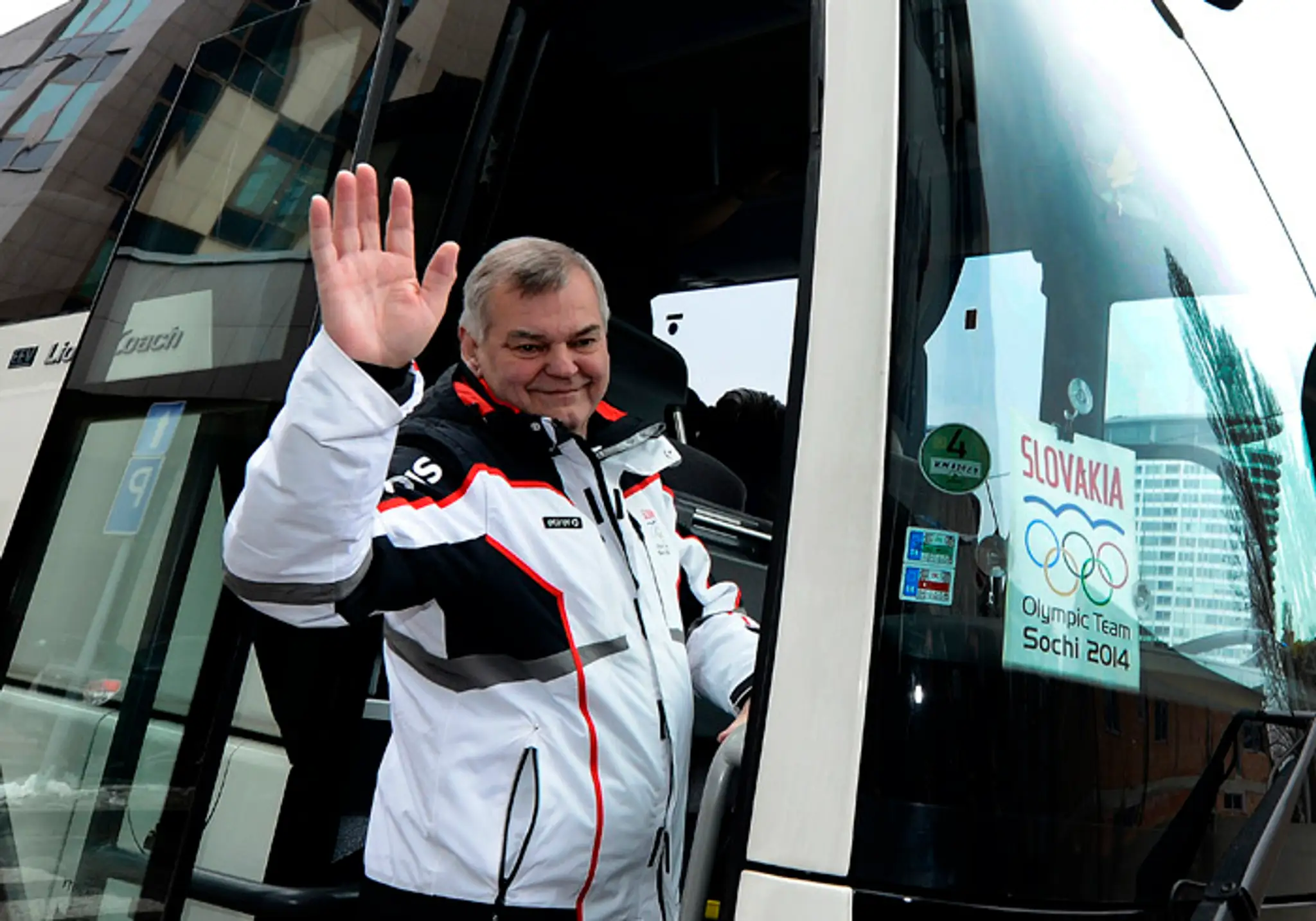 Tréner hokejistov Vladimír Vůjtek pred odchodom do Soči
