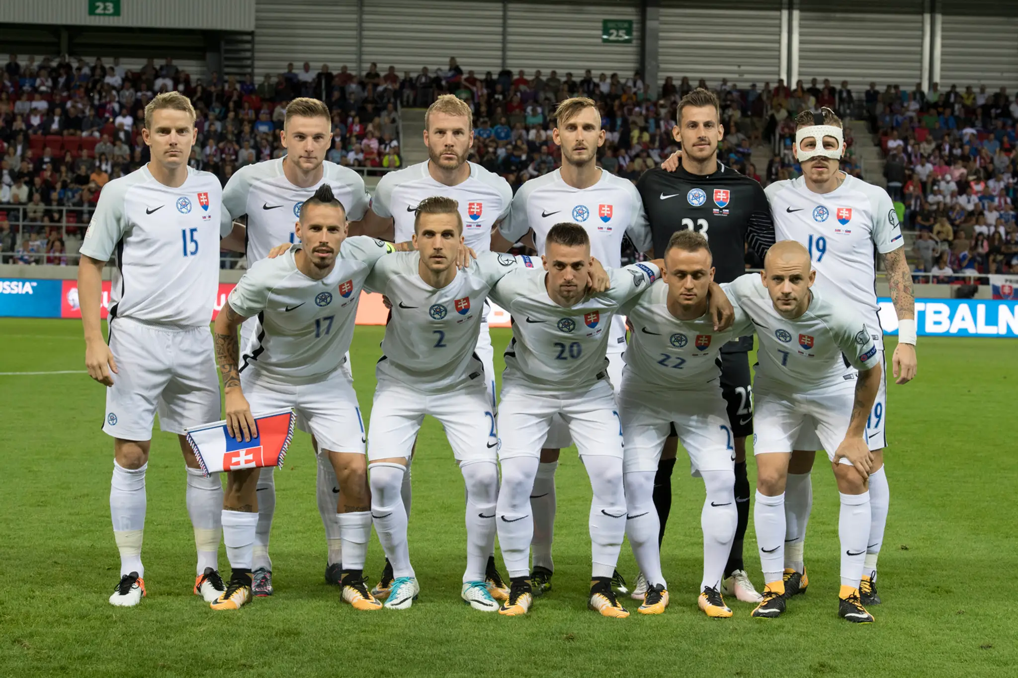 Na snímke futbalisti Slovenska počas spoločnej fotografie pred kvalifikačným zápasom so Slovinskom.