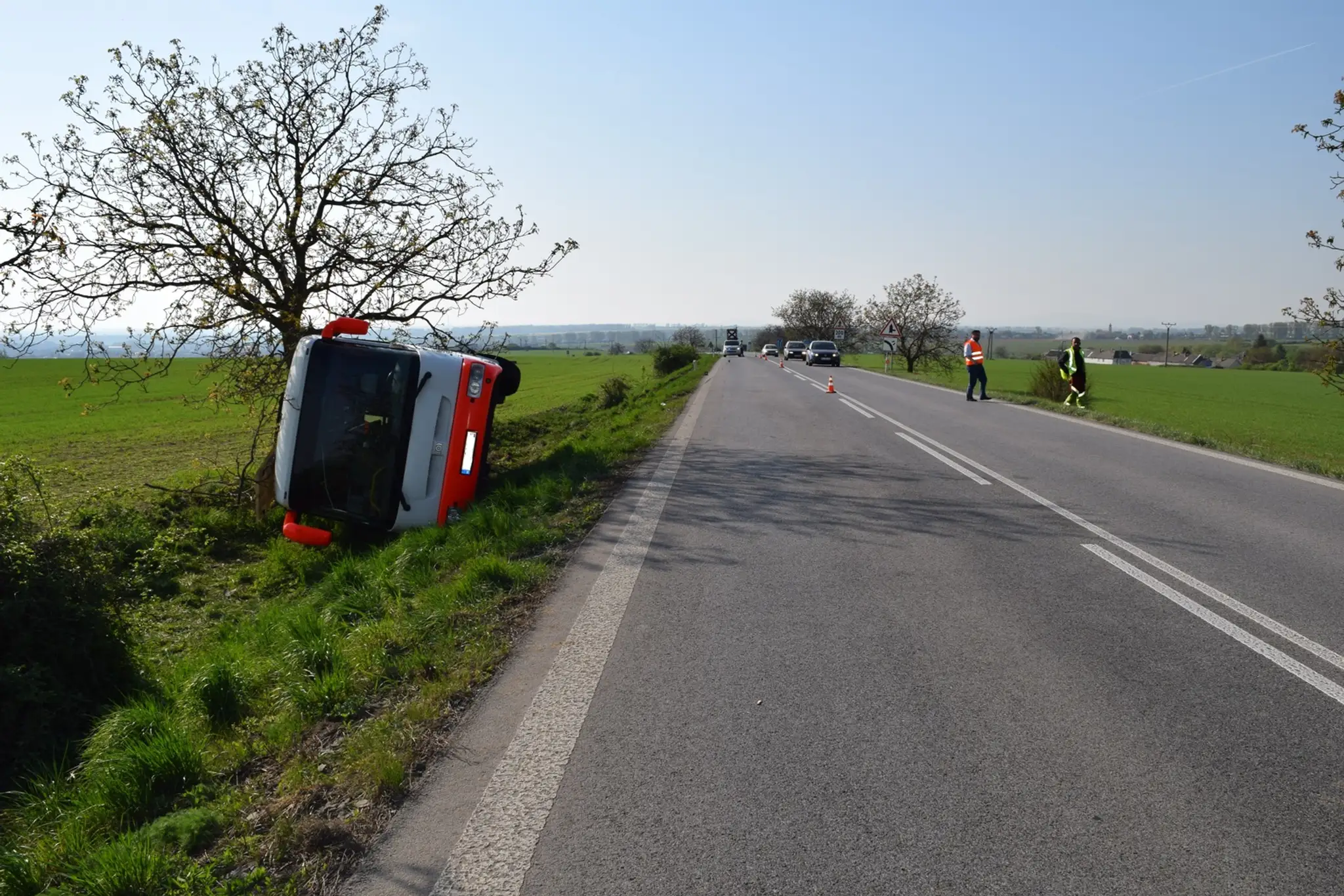 V Sečovciach sa prevrátil v zákrute autobus.