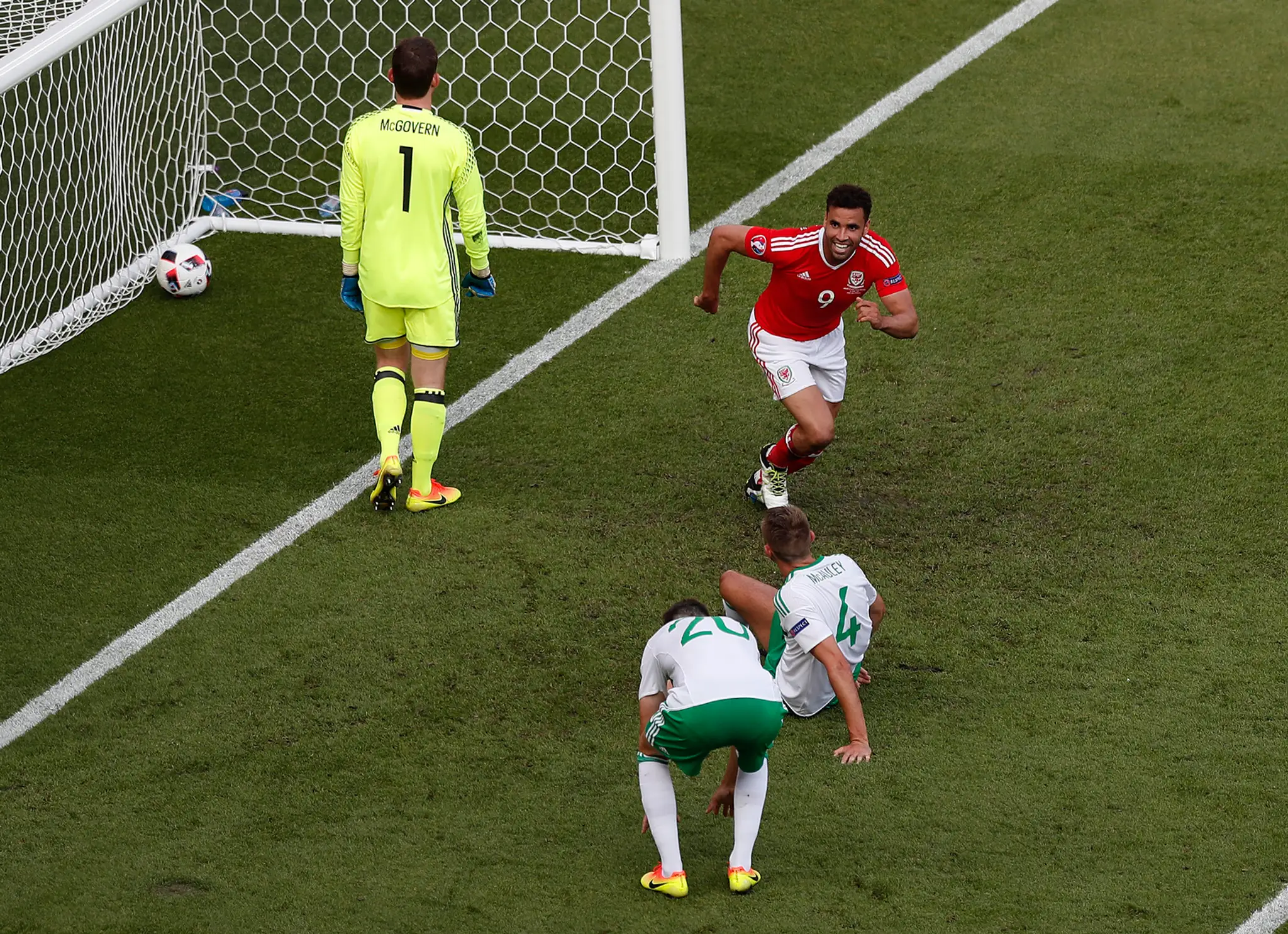 Hal Robson Kanu oslavuje gól, ktorý si dal do vlastnej siete hráč Severného Írska Gareth Mcauley.
