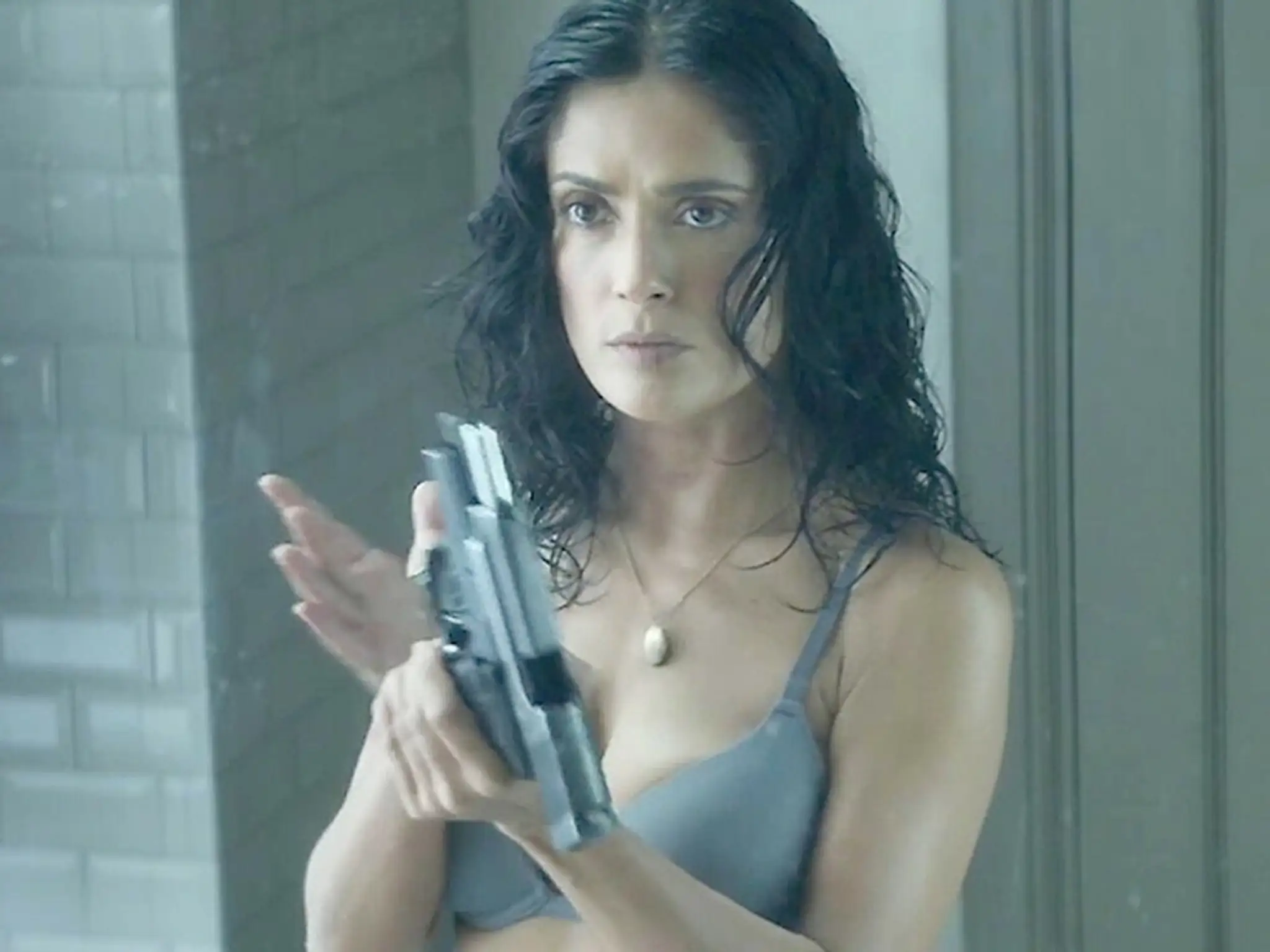 Salma Hayek vo filme Everly. 