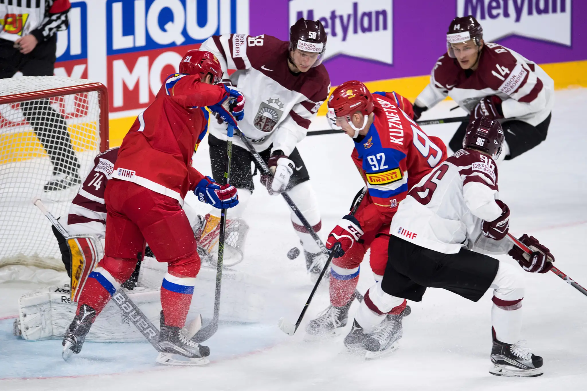 Rusi Alexander Barabanov (vľavo) a Jevgenij Kuznecov útočia na bránku Lotyšska v stretnutí MS 2017.