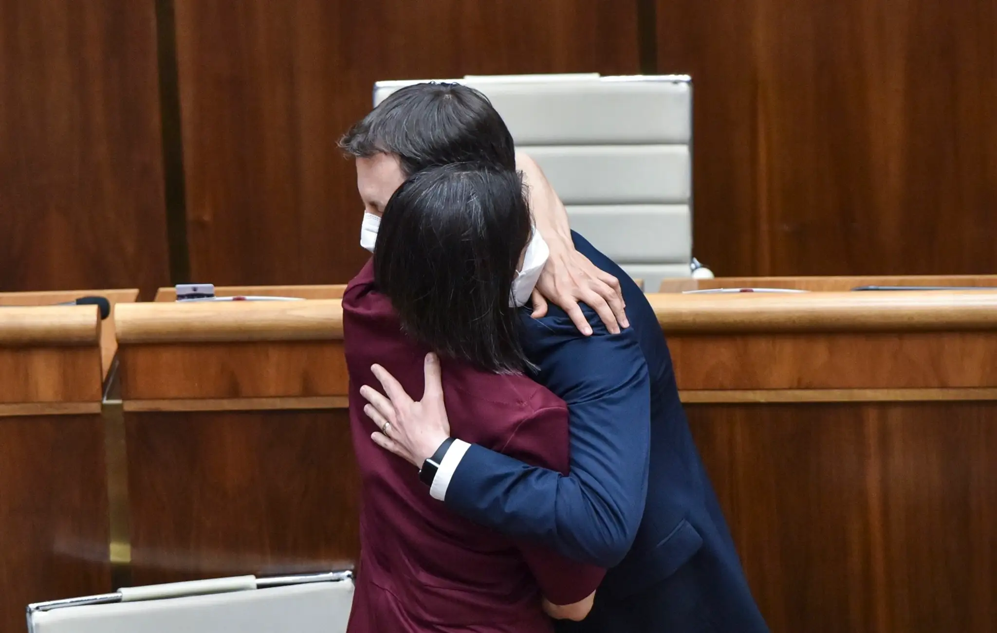 Mária Kolíková a Eduard Heger po hlasovaní v NR SR  