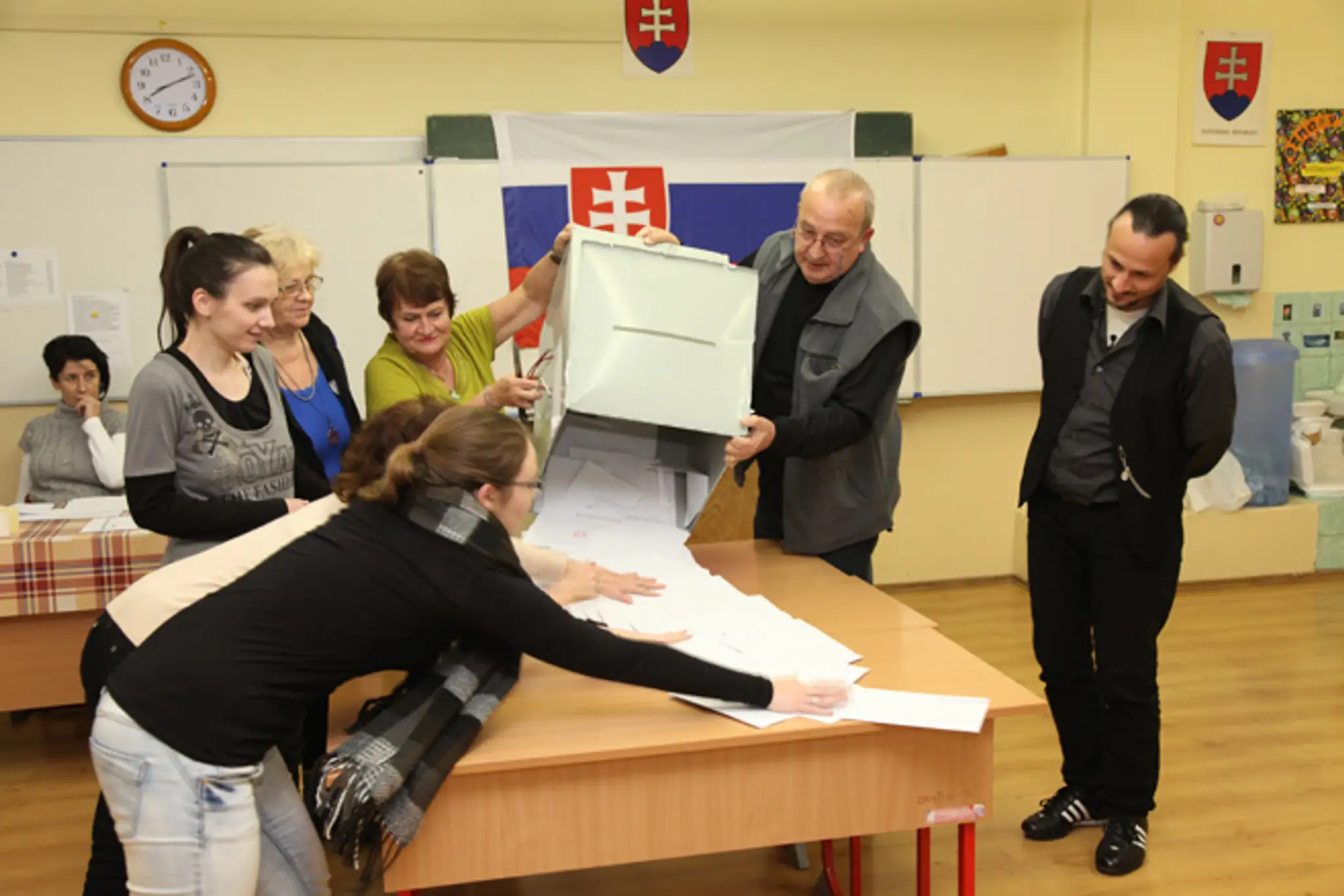 Vysypávanie urny v Komárne po komunálnych voľbách.