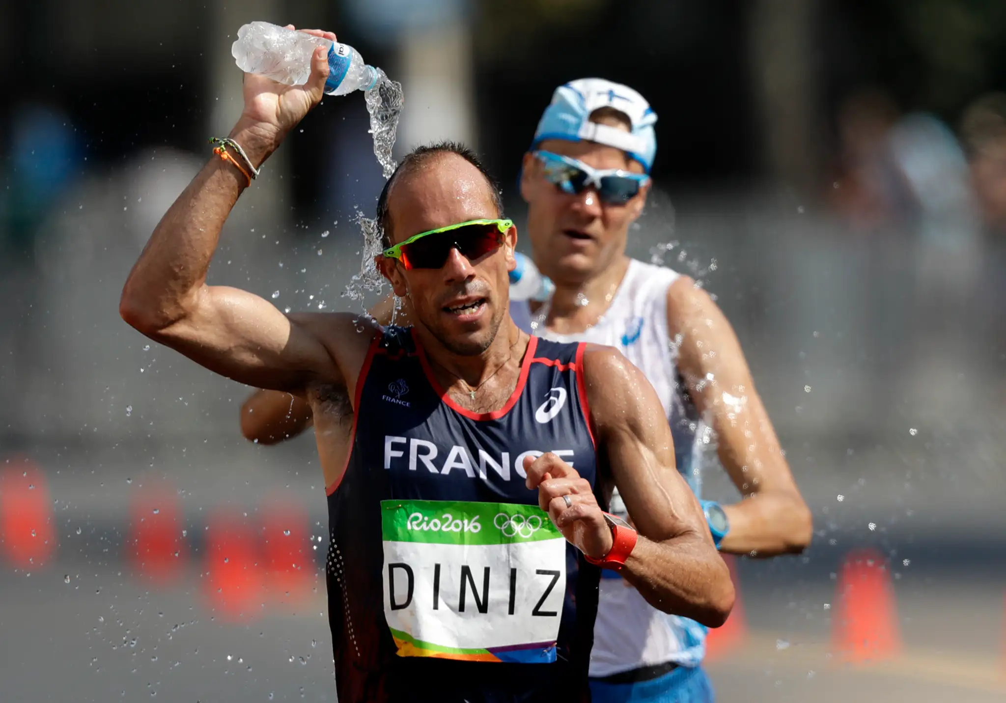 Chodec Yohann Diniz na občerstvovacej stanici počas pretekov v chôdzi na 50 km na LOH v Riu de Janeiro.jpg