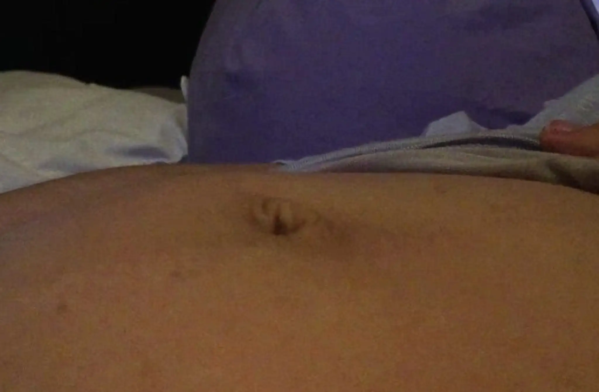 34FFD0BA00000578-3628872-Step_1_The_mum_to_be_s_belly_button_appears_normal_here_before_s-a-30_1465287884952.jpg