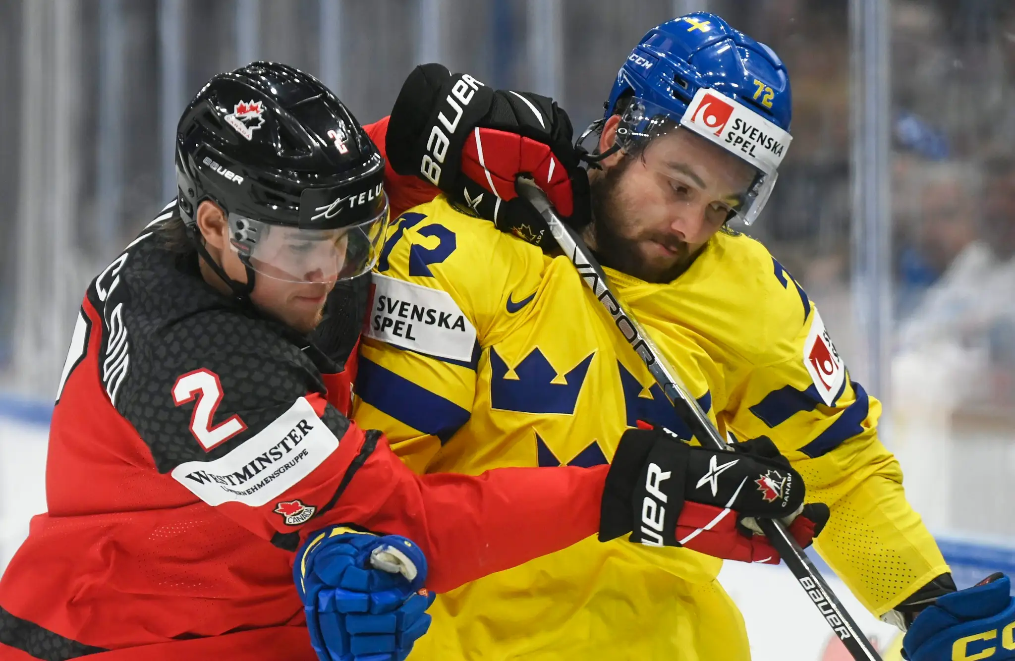 Sprava Švéd Emil Bemstrom v súboji s Kanaďanom Zachom Wihtecloudom vo štvrťfinále MS 2022.
