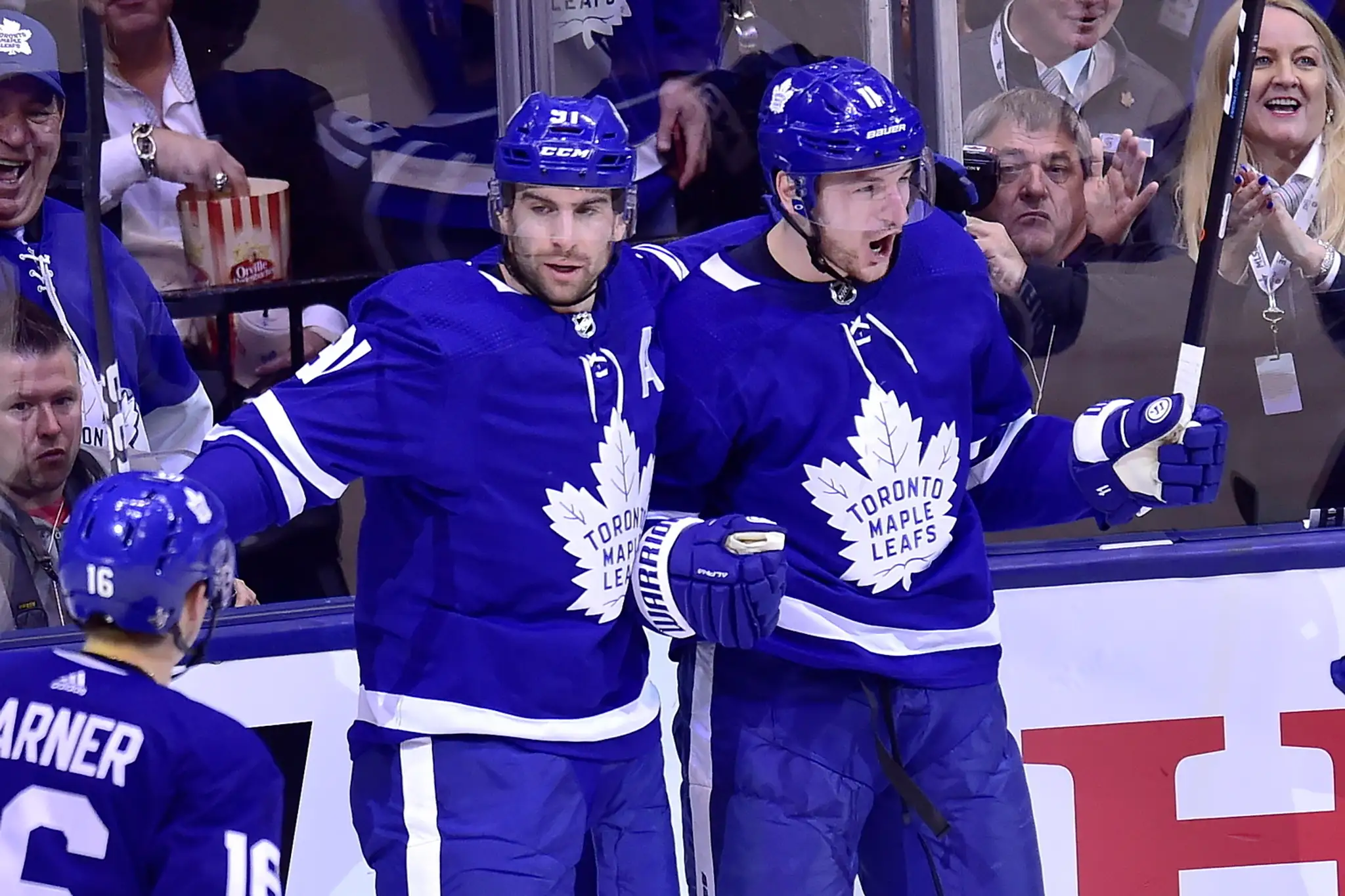 Zľava William Nylander, Travis Dermott a Jake Gardiner z Toronta oslavujú gól v 1. kole play off proti Bostonu.