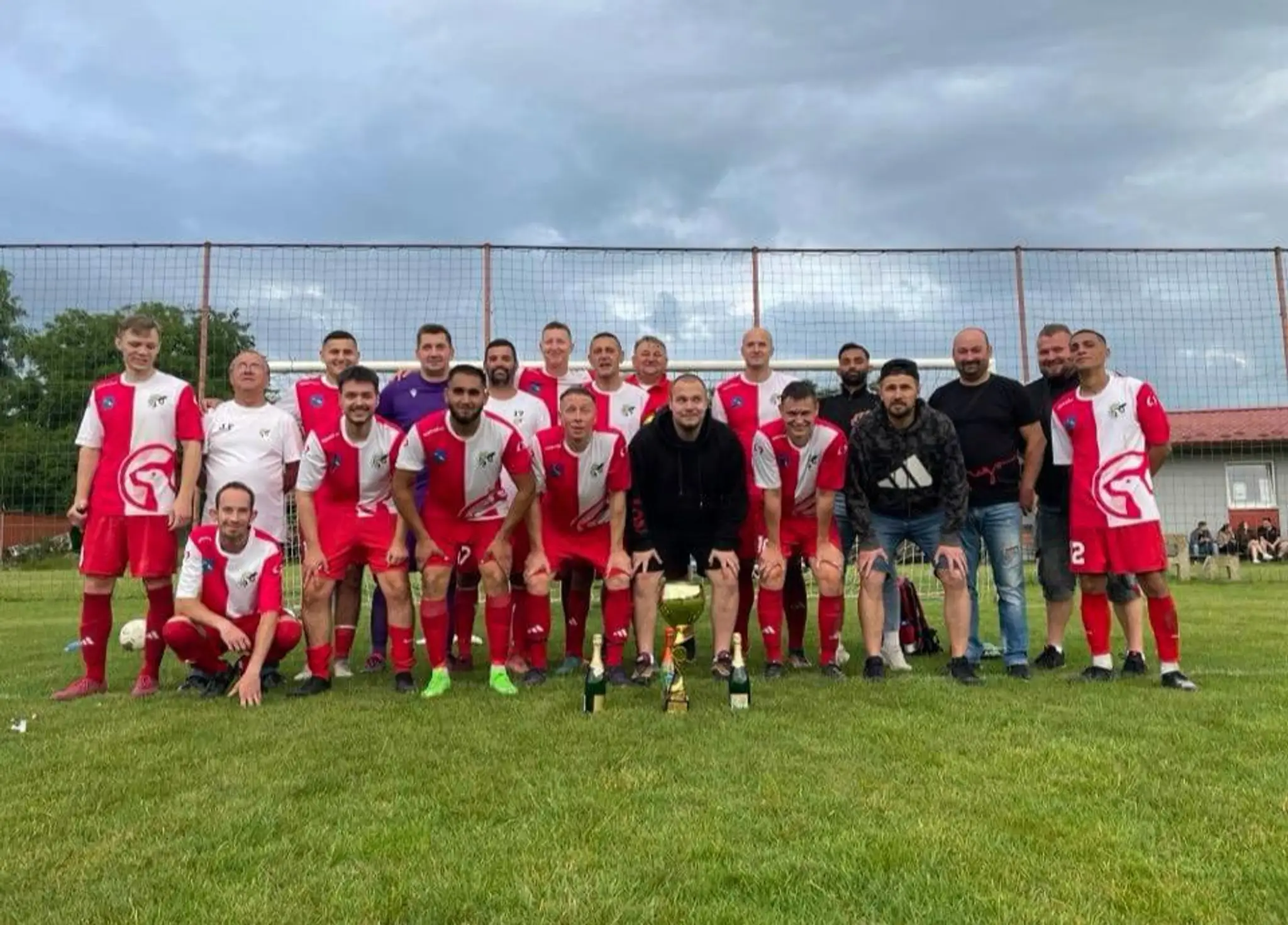 Lackovce vedené hrajúcim trénerom Ruslanom Ľubarským oslavujú triumf v šiestej lige.