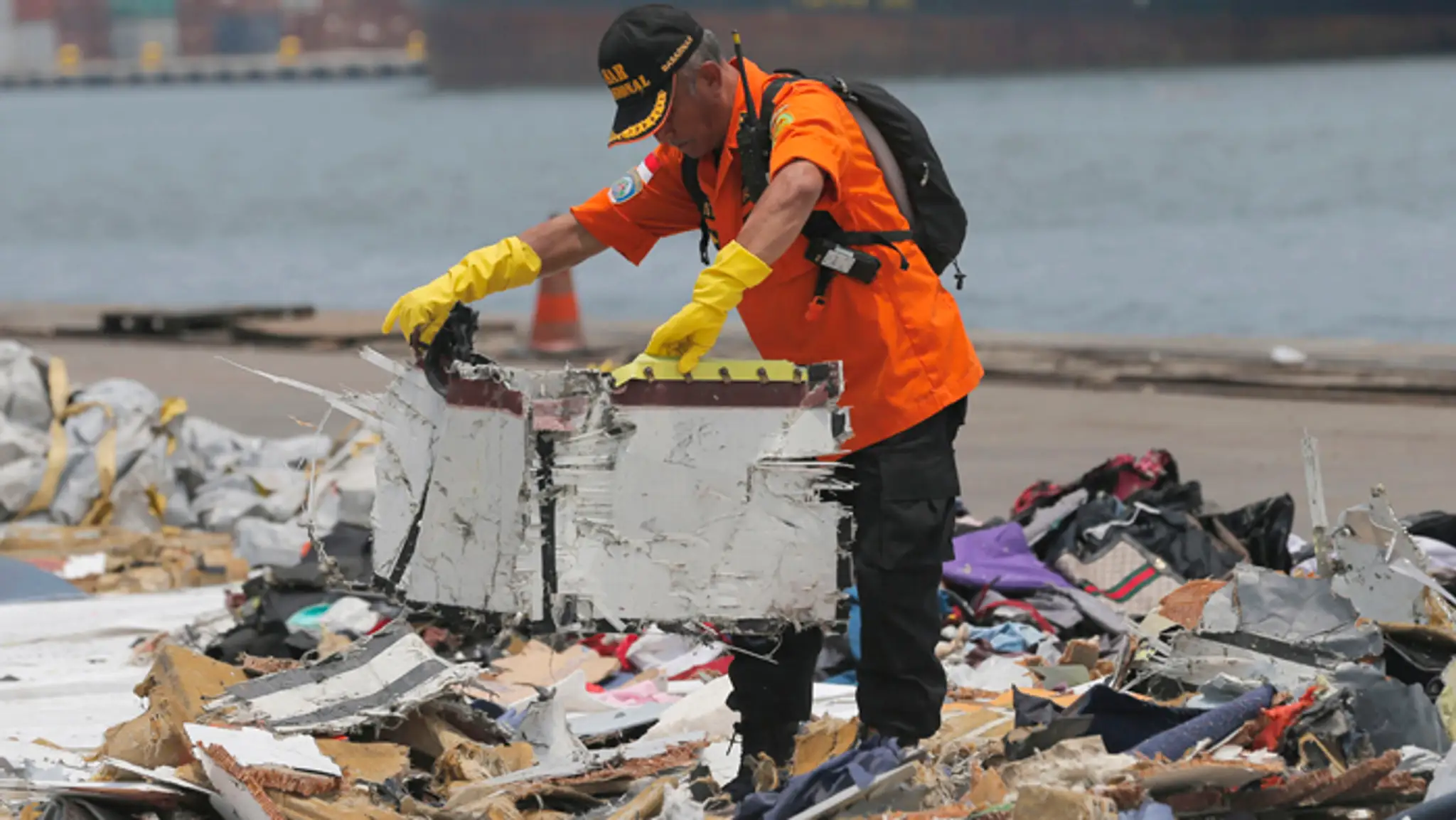 Trosky a osobné veci zo spadnutého lietadla Lion Air Flight 610, ktoré sa zrútilo v Indonézii.