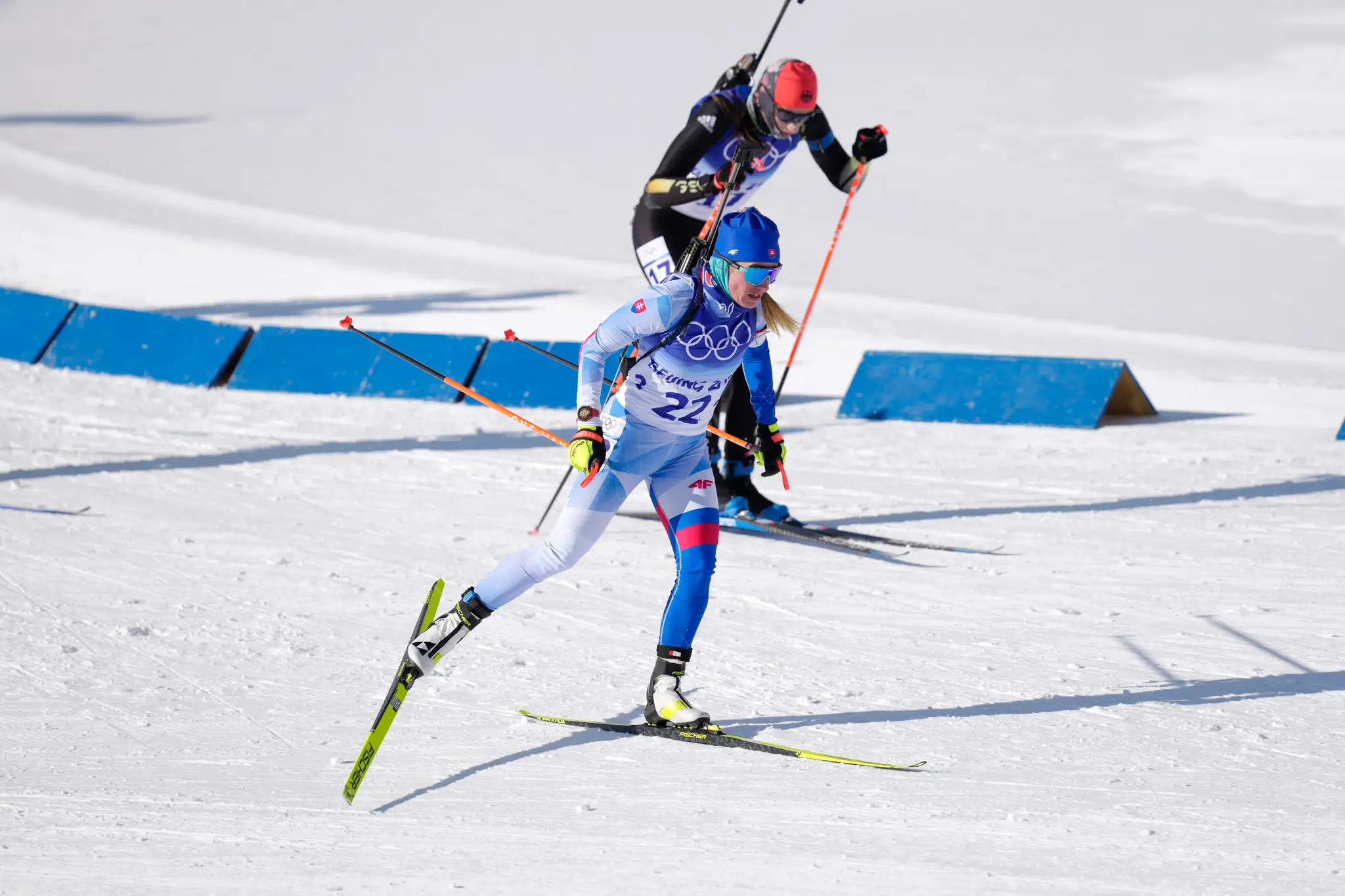 Slovenská biatlonistka Paulína Fialková (v popredí) počas pretekov s hromadným štartom žien na 12,5 km.