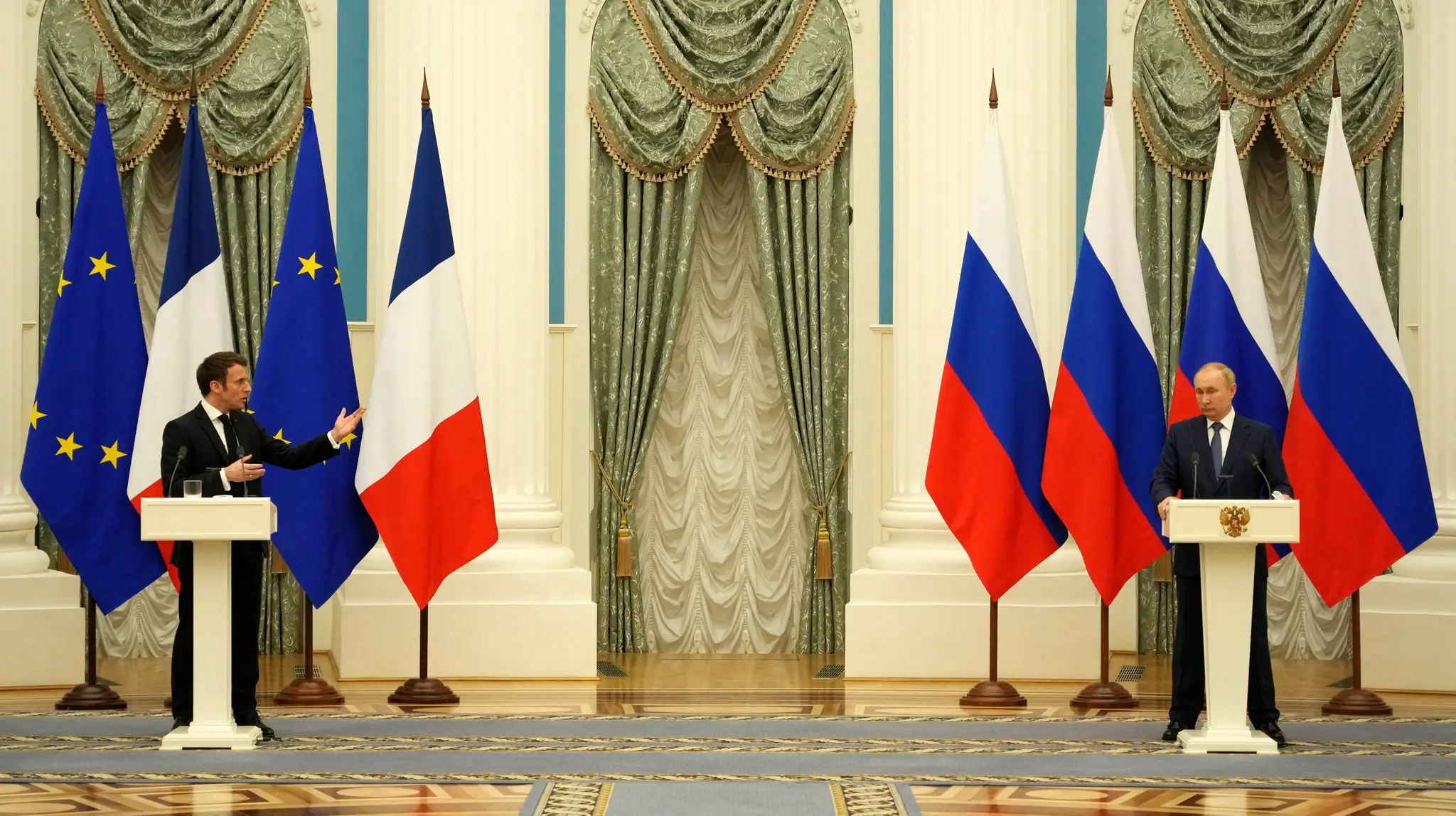 Emanuel Macron a Vladimír Putin na archívnej snímke.