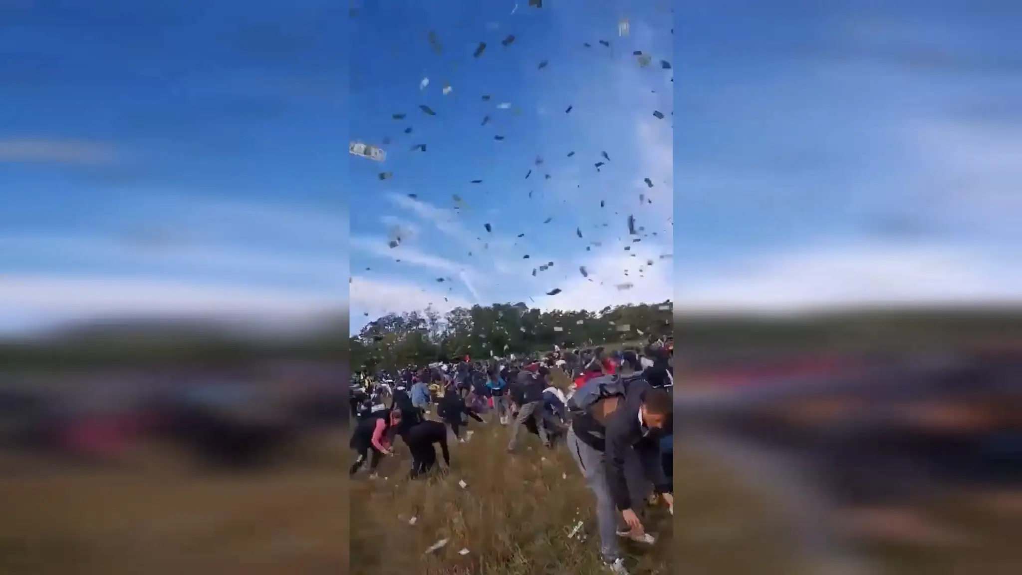 Milión dolárov Kazma zhodil z vrtuľníka. 