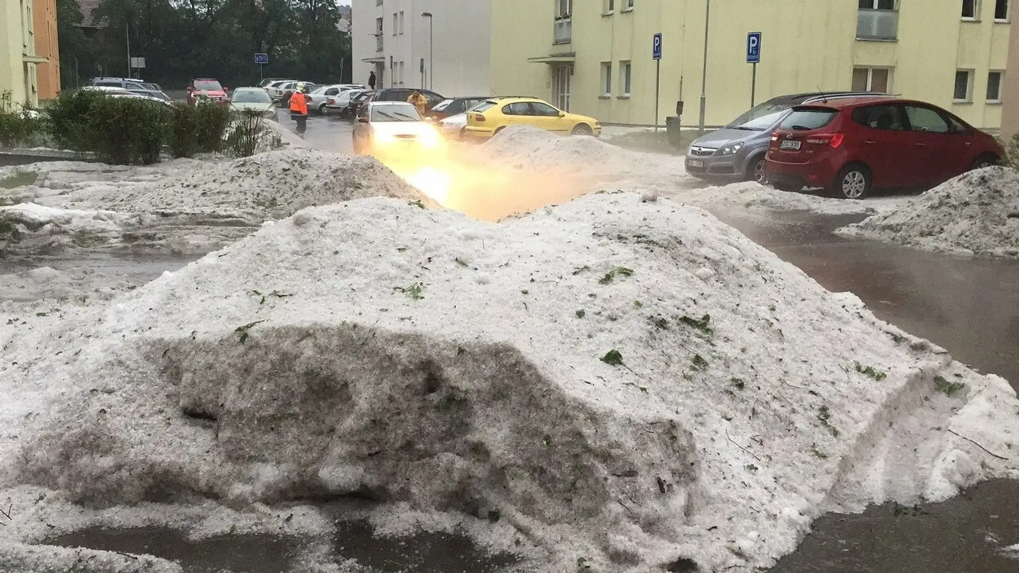 Českom sa prehnala búrka s krupami.
