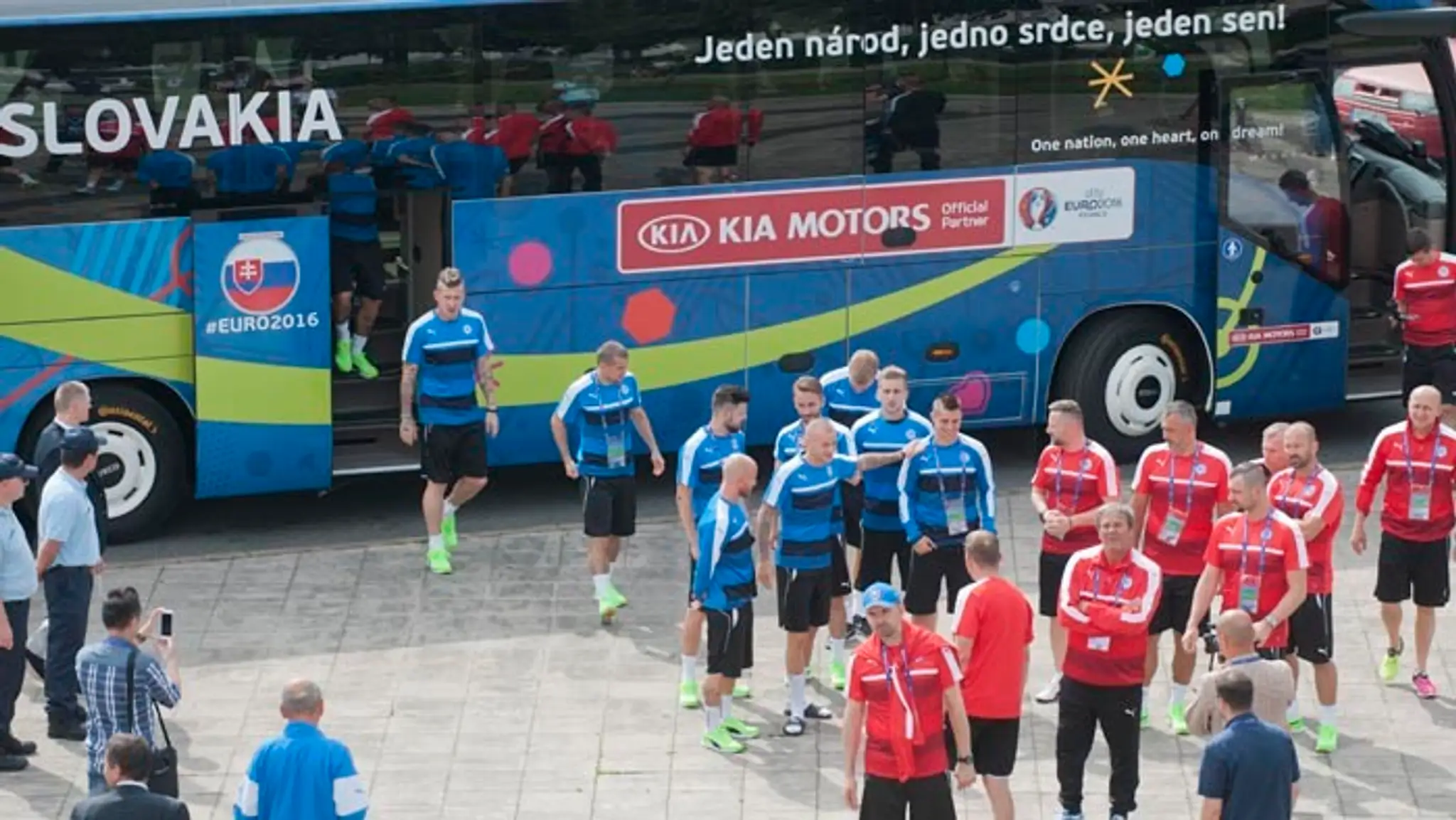 Autobus slovenskej futbalovej reprezentácie a slovenskí reprezentanti na majstrovstvách Európy vo futbale 2016 vo francúzskom Vi
