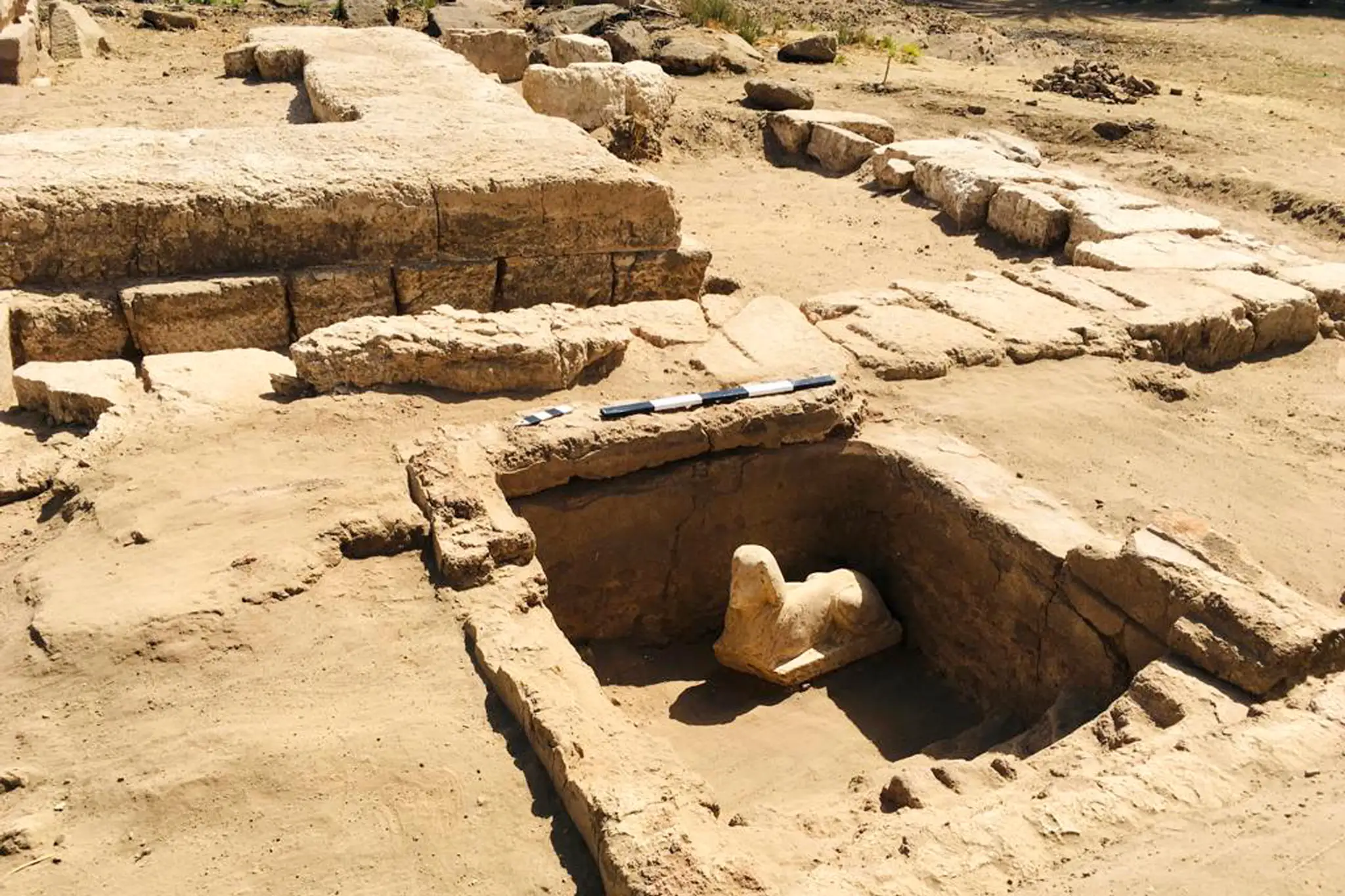 Sochu podobnú sfinge a zvyšky svätyne objavili archeológovia v starovekom chráme na juhu Egypta. 