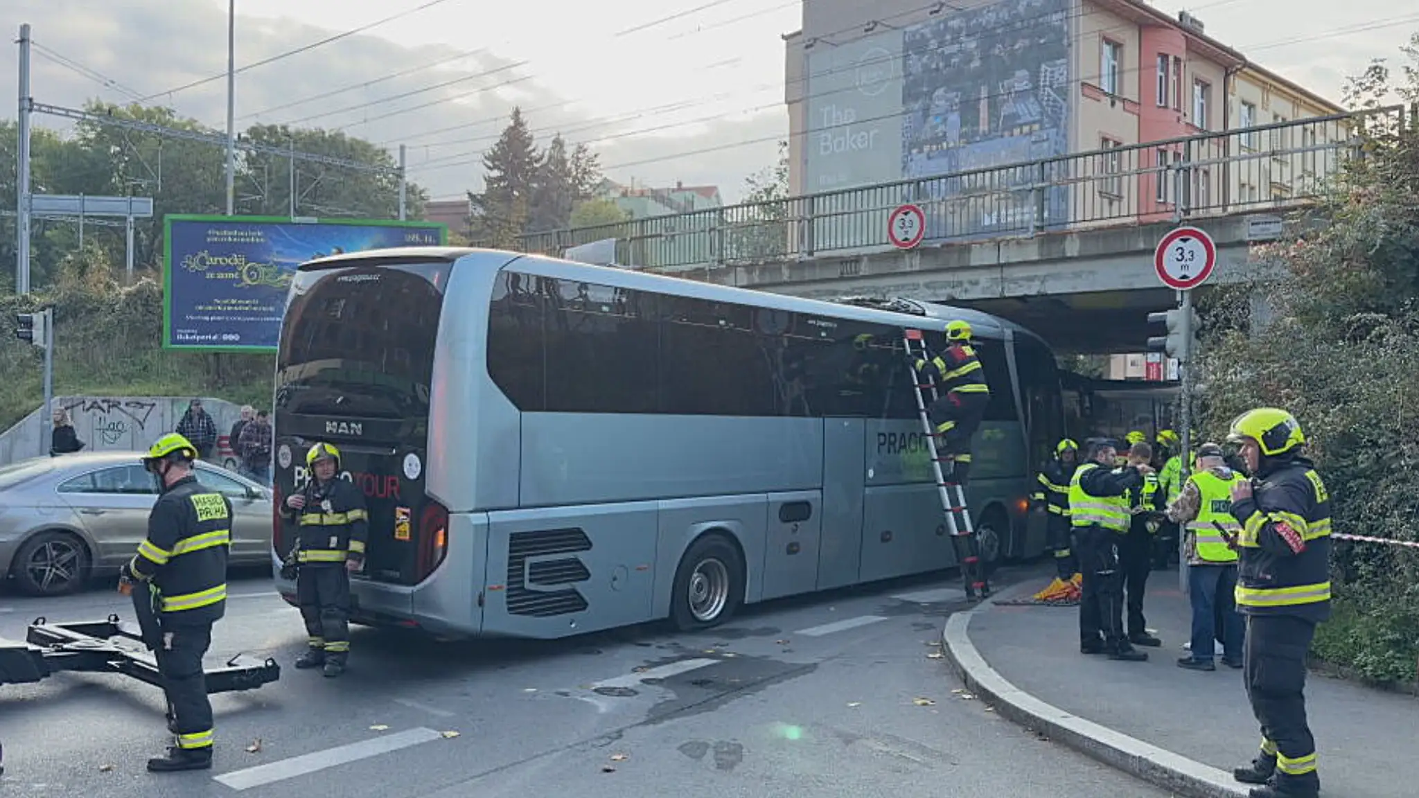 Autobus sa zasekol pod mostom.