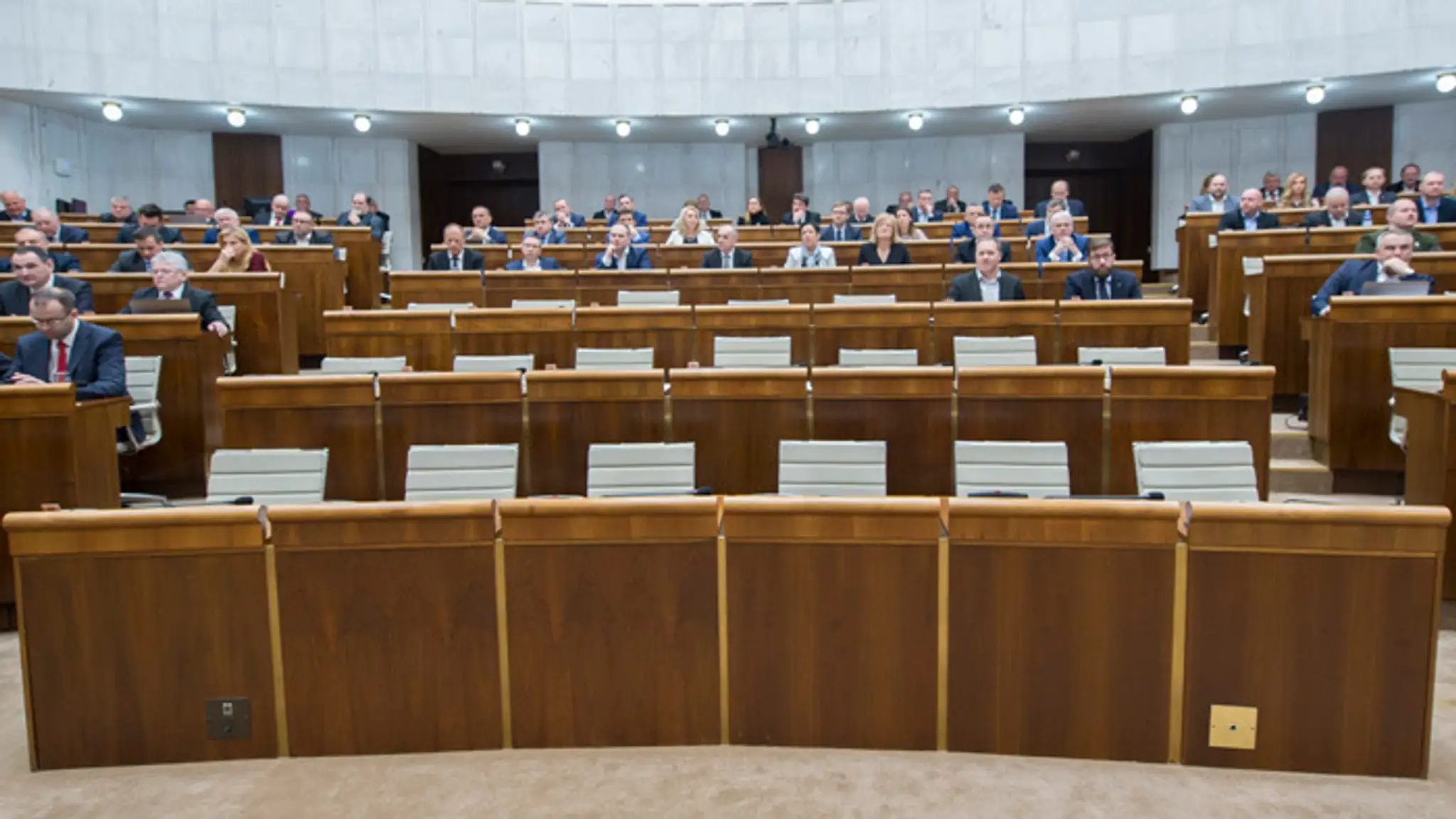 Prázdne miesta poslancov za stranu SaS počas rokovania parlamentu. 