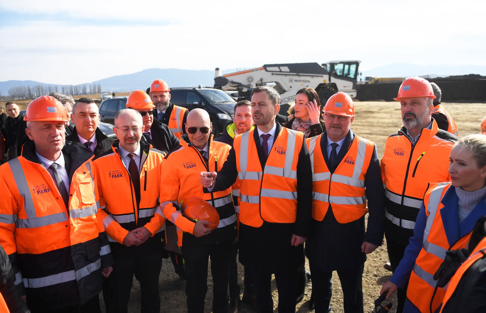 Sprava konateľ spoločnosti Valaliky Industrial Park Miloslav Durec, tretí sprava dočasne poverený predseda vlády SR Eduard Heger (OĽANO) a vľavo dočasne poverený minister hospodárstva SR Karel Hirman počas slávnostného výkopu stavby priemyselného parku vo