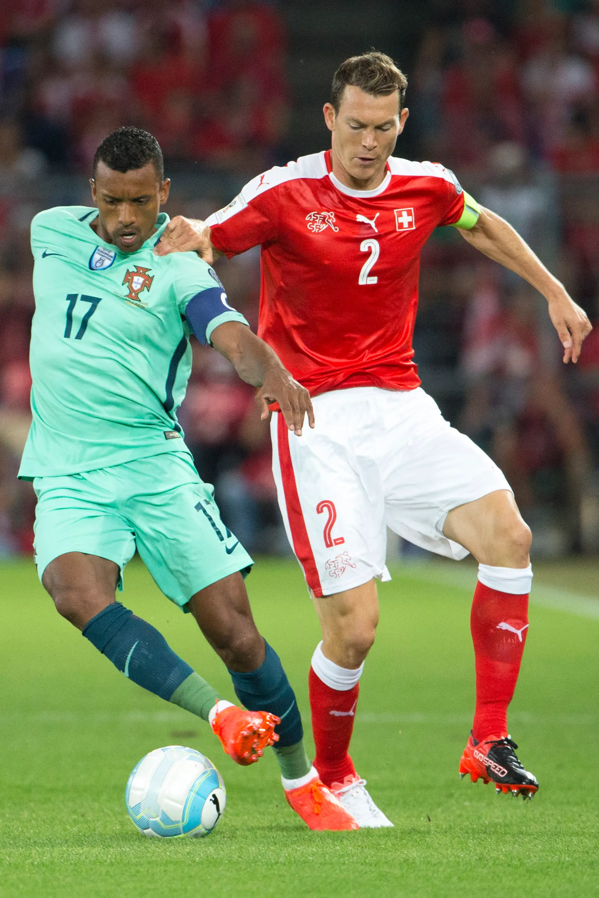Kapitán Švajčiarska Stephan Lichtsteiner v súboji s Portugalčanom Nanim v kvalifikácii MS 2018.