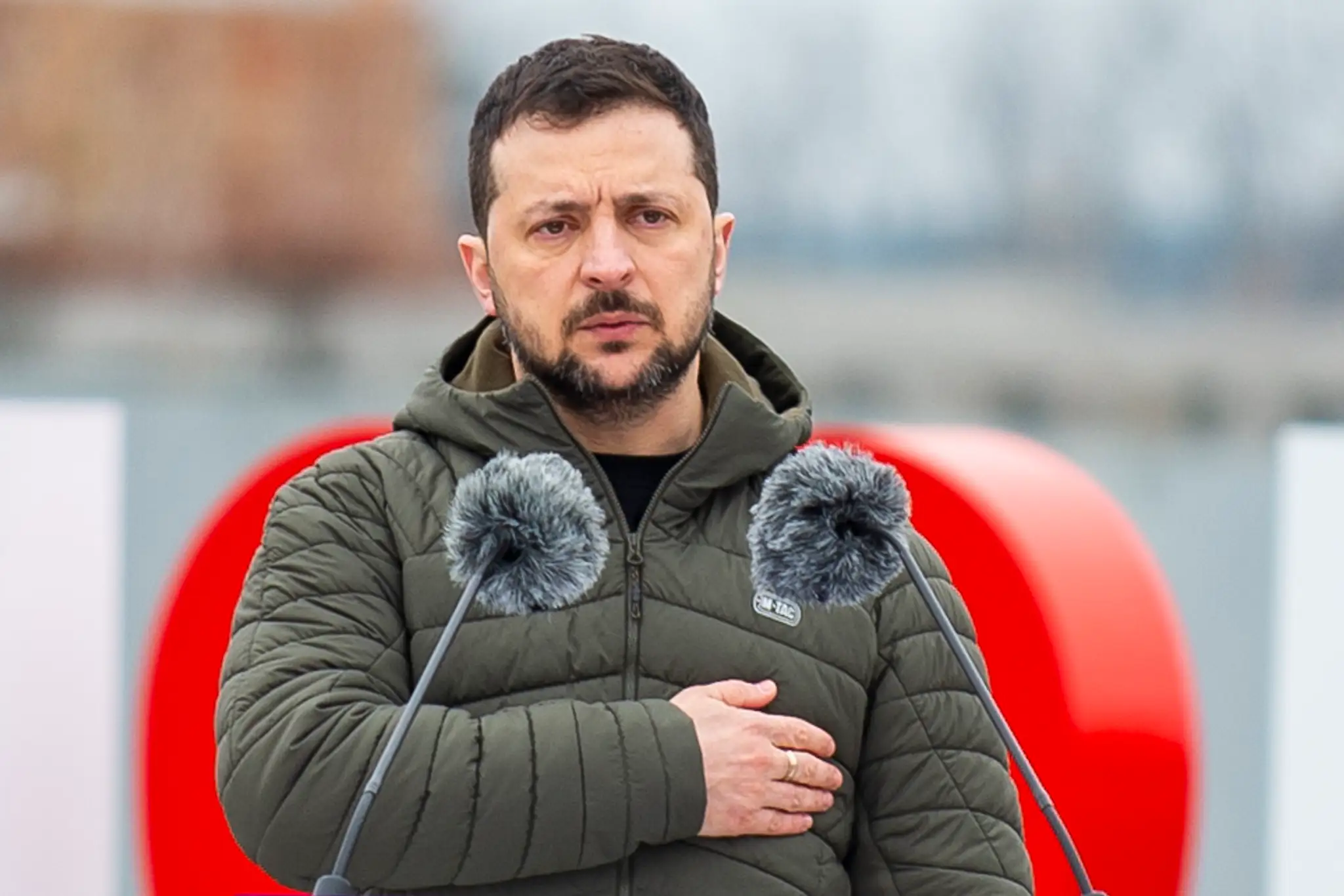 Prezident Ukrajiny Volodymyr Zelenskyj gestikuluje počas pietnej ceremónie v ukrajinskom meste Buča.