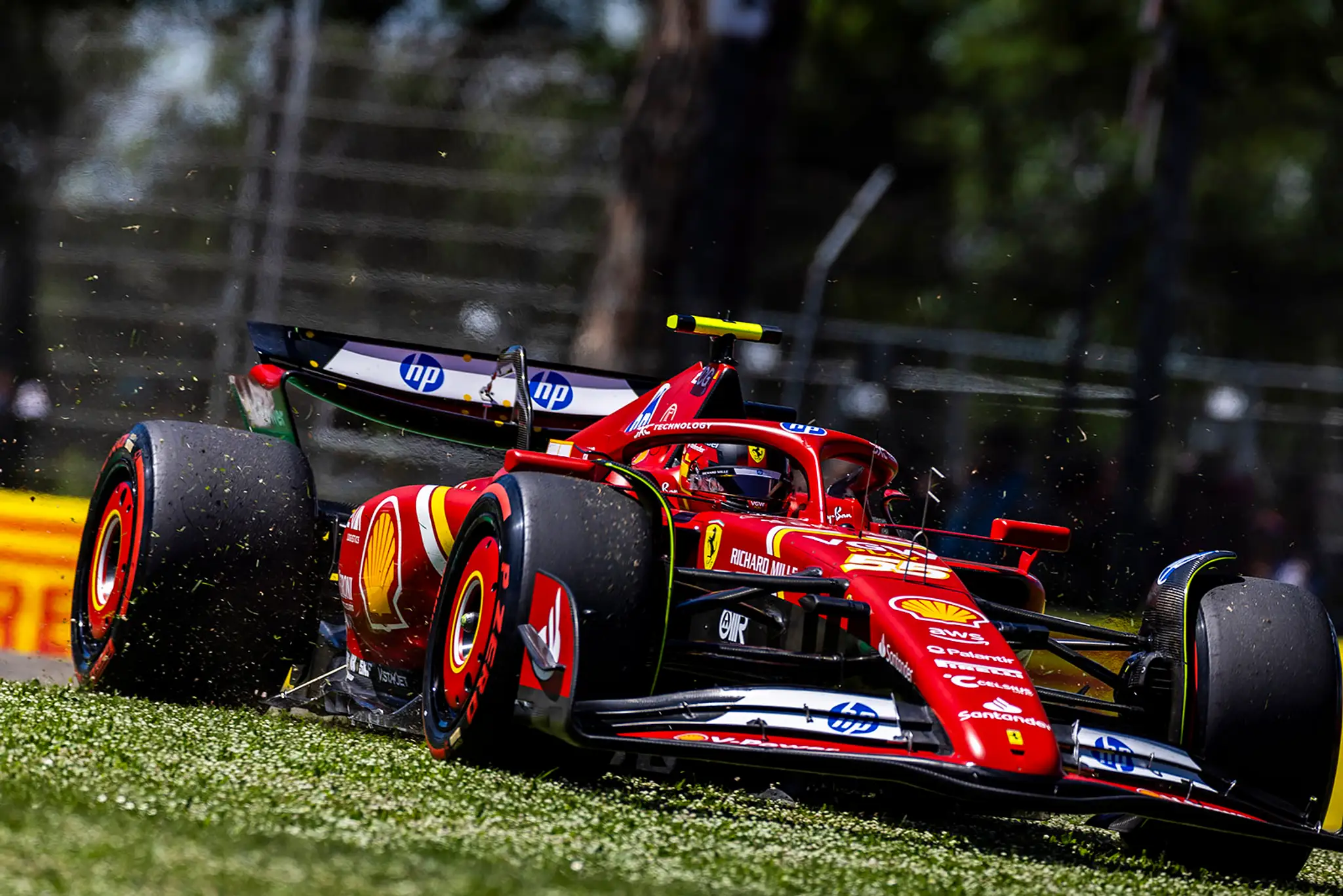 Carlos Sainz na Ferrari na trati v Imole.