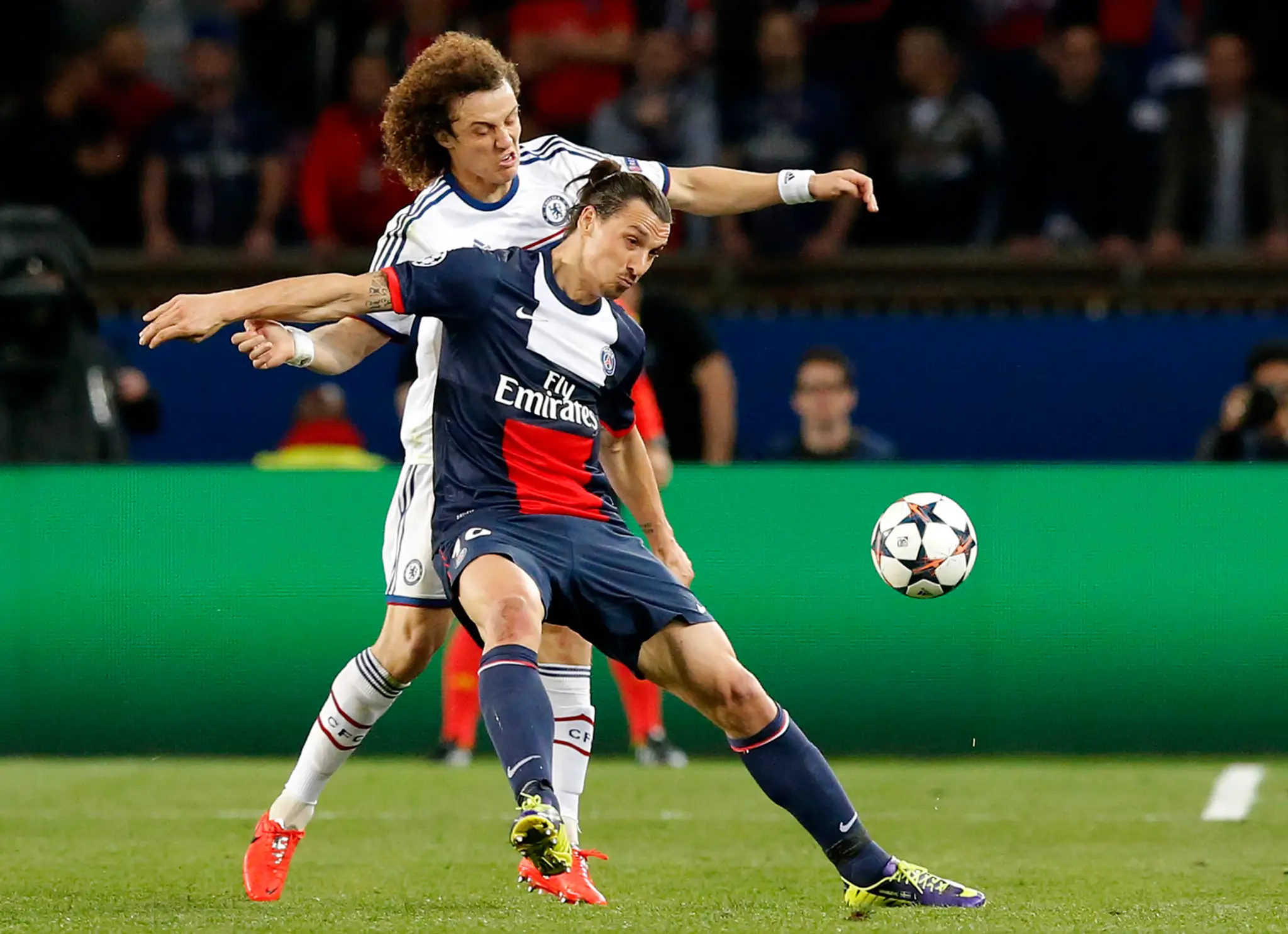 Zlatan Ibrahimovič (vpredu) z Paríža SG a David Luiz z Chelsea Londýn počas prvého zápasu štvrťfinále Ligy majstrov.