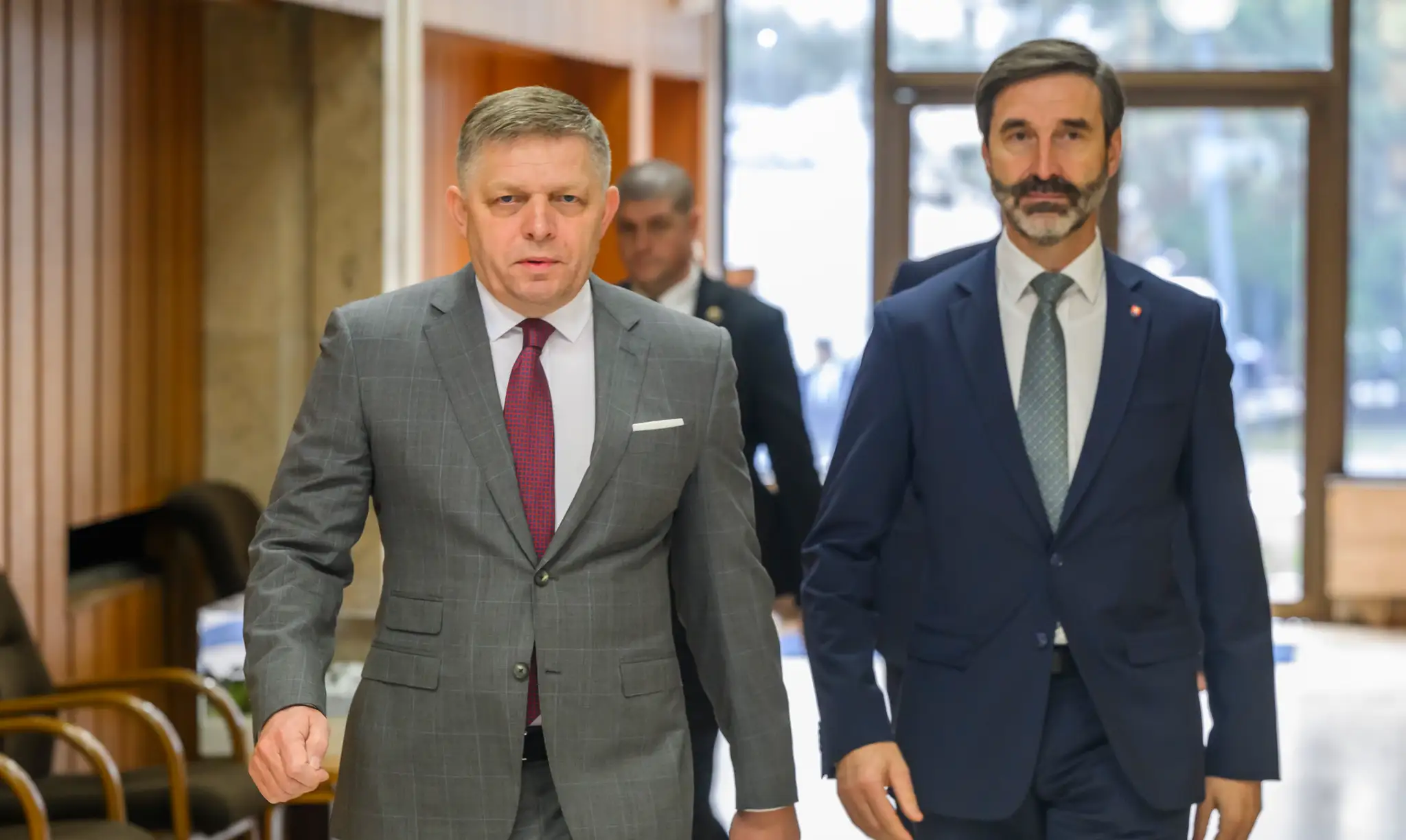 Na snímke zľava predseda vlády SR Robert Fico (Smer-SD) a minister zahraničných vecí a európskych záležitostí SR Juraj Blanár (Smer-SD).