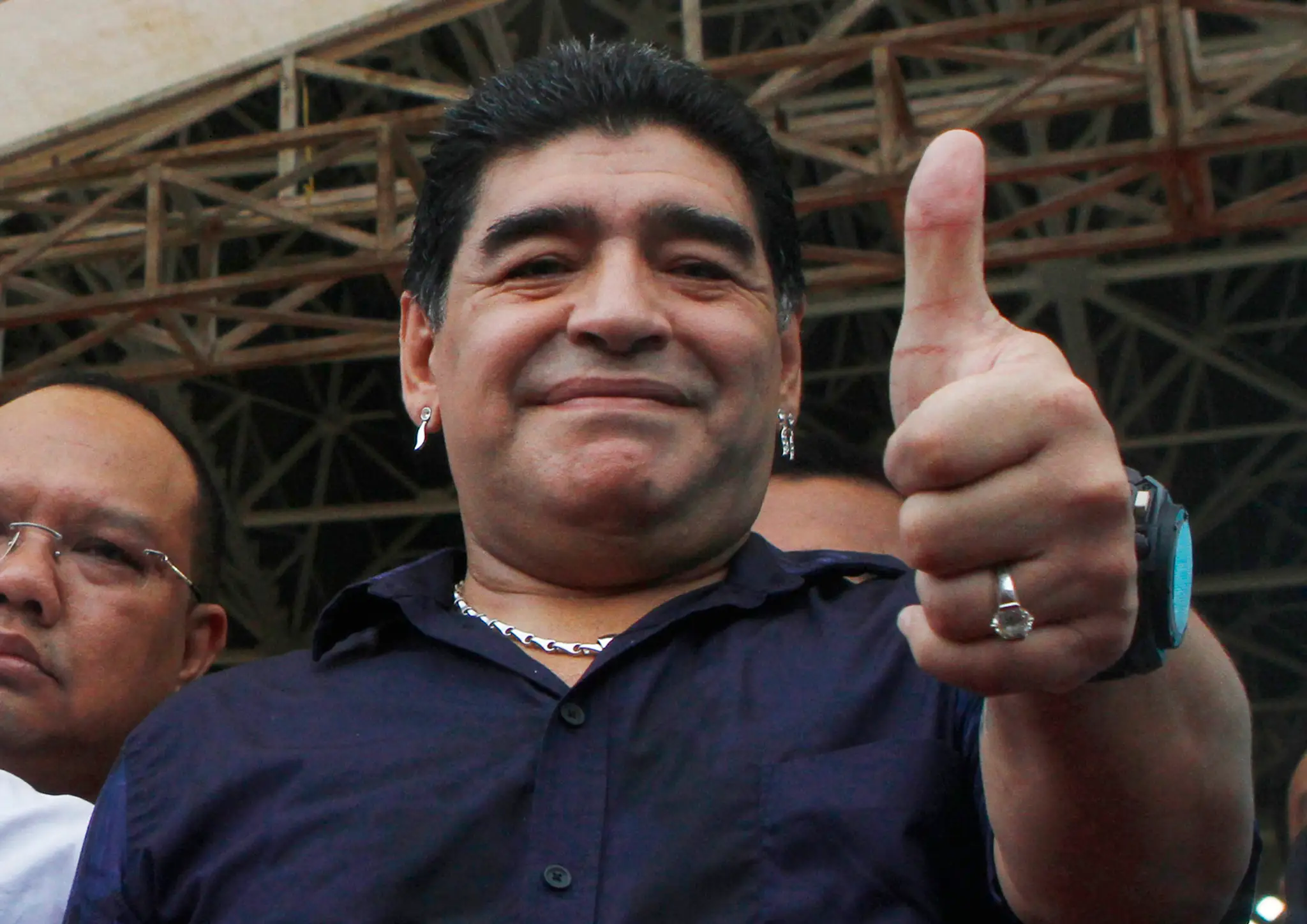 Diego Maradona počas exhibície s tenistom Juanom Martinom Del Potrom v Dubaji vo februári 2013.