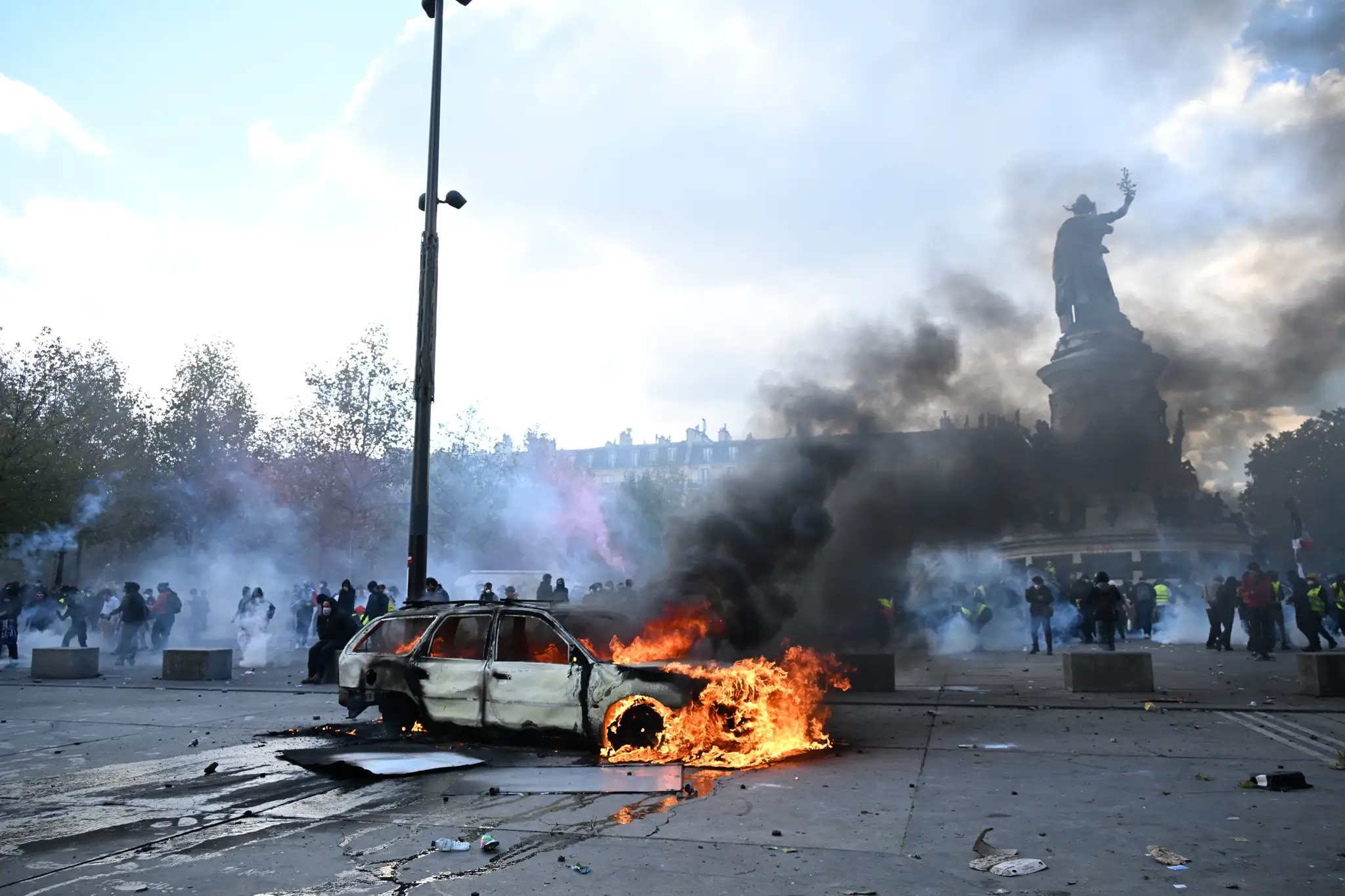Na snímke horiaci vrak auta počas protestu proti vysokým životným nákladom a stavu verejných služieb v Paríži.