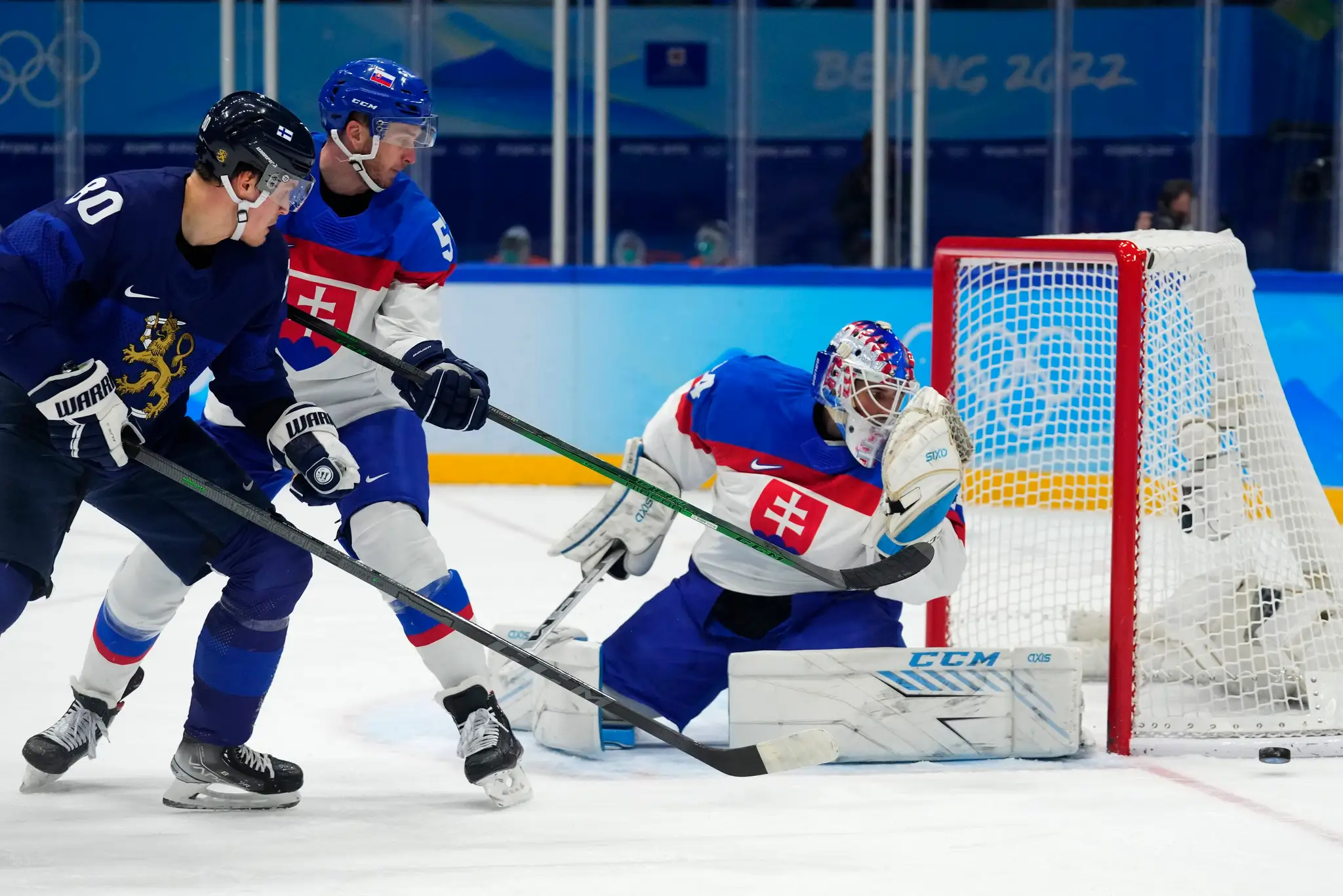 Fín Saku Maenalanen strieľa na gólmana Slovenska Patrika Rybára v semifinále ZOH 2022.