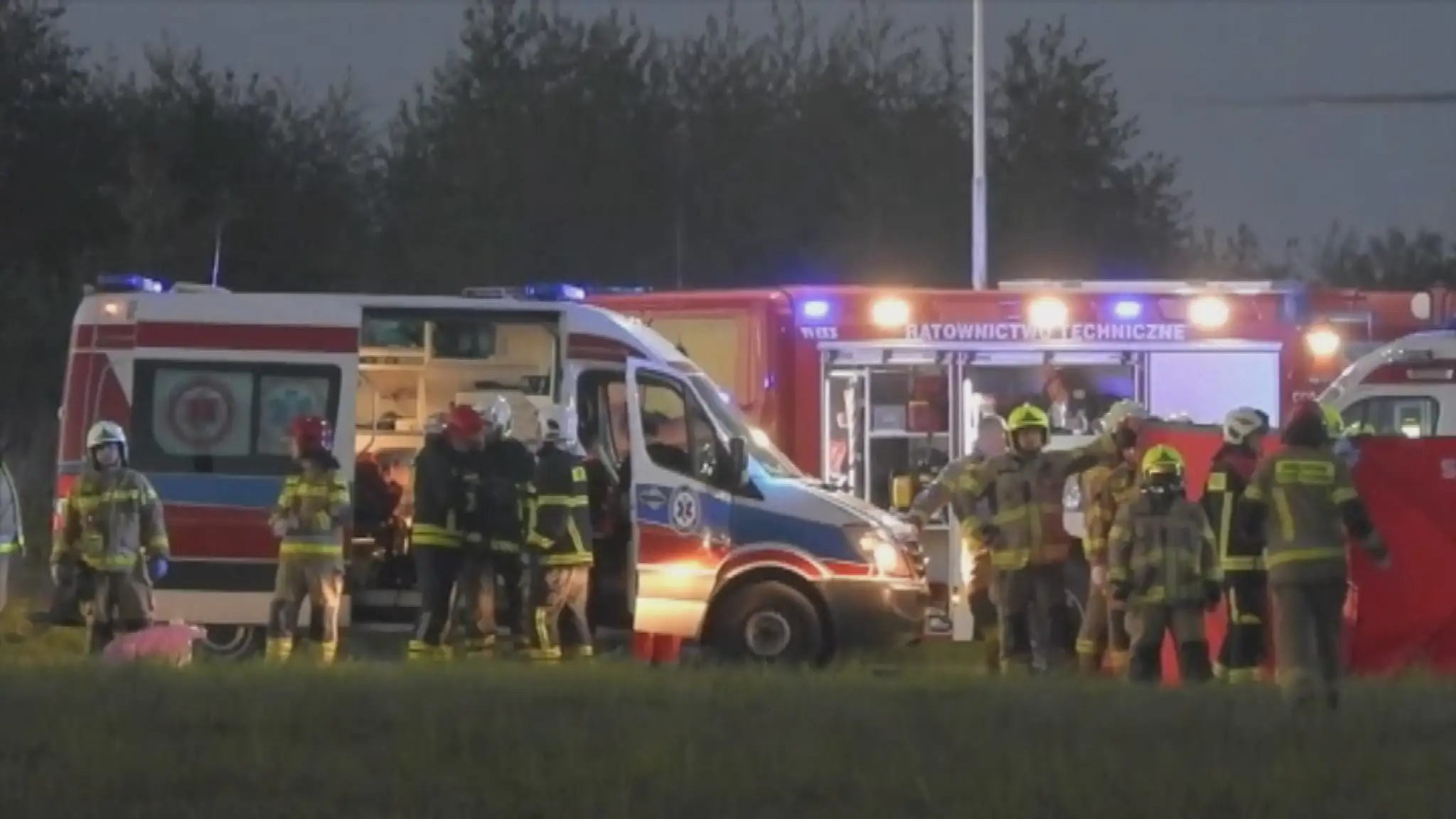 Opitý vodič v Poľsku vrazil do skupiny 14 cyklistov, jeden zomrel a traja sú ťažko zranení. 