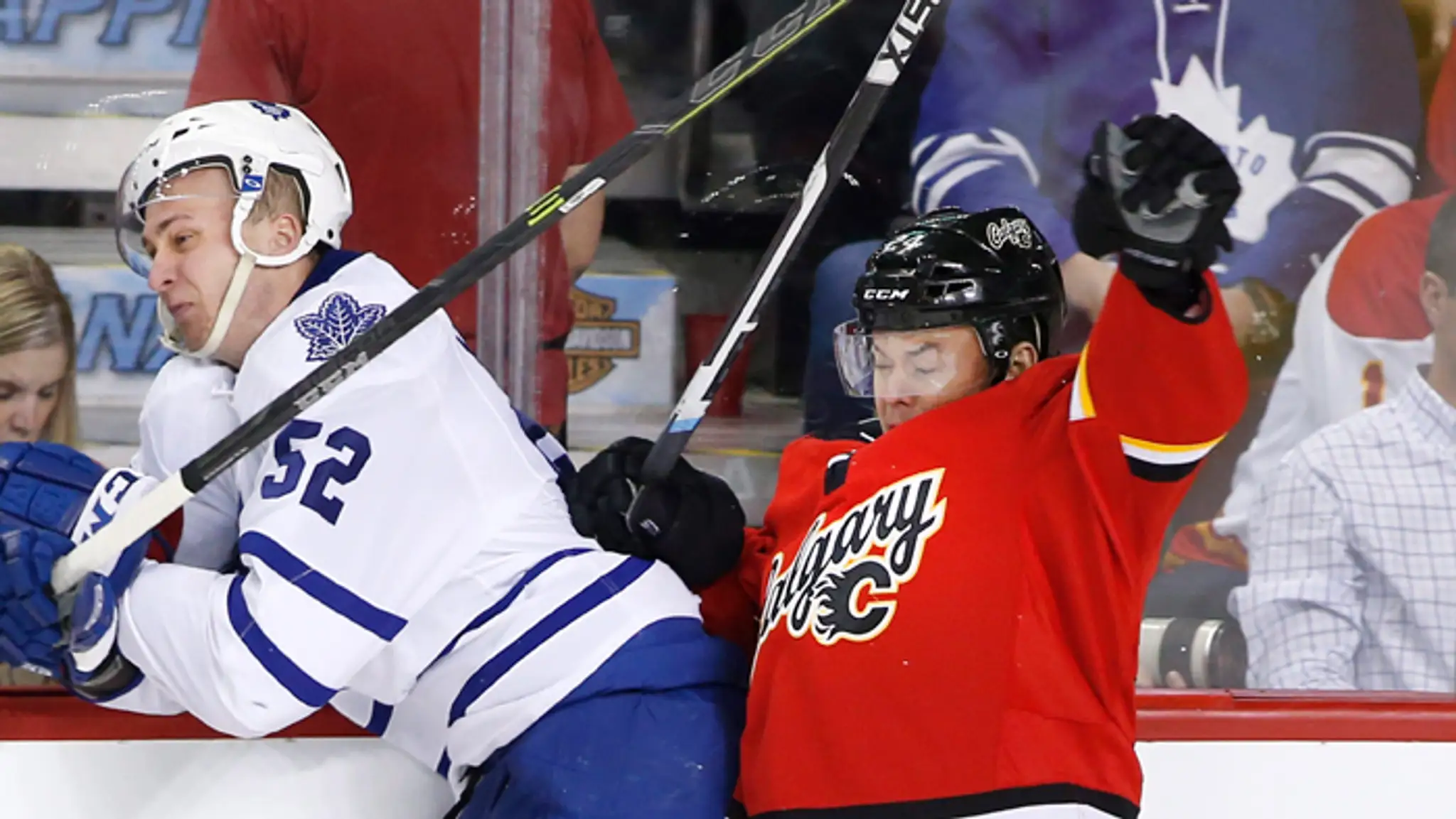 Vľavo hráč Toronta Martin Marinčin s hráč Calgary Jiřím Hudlerom.