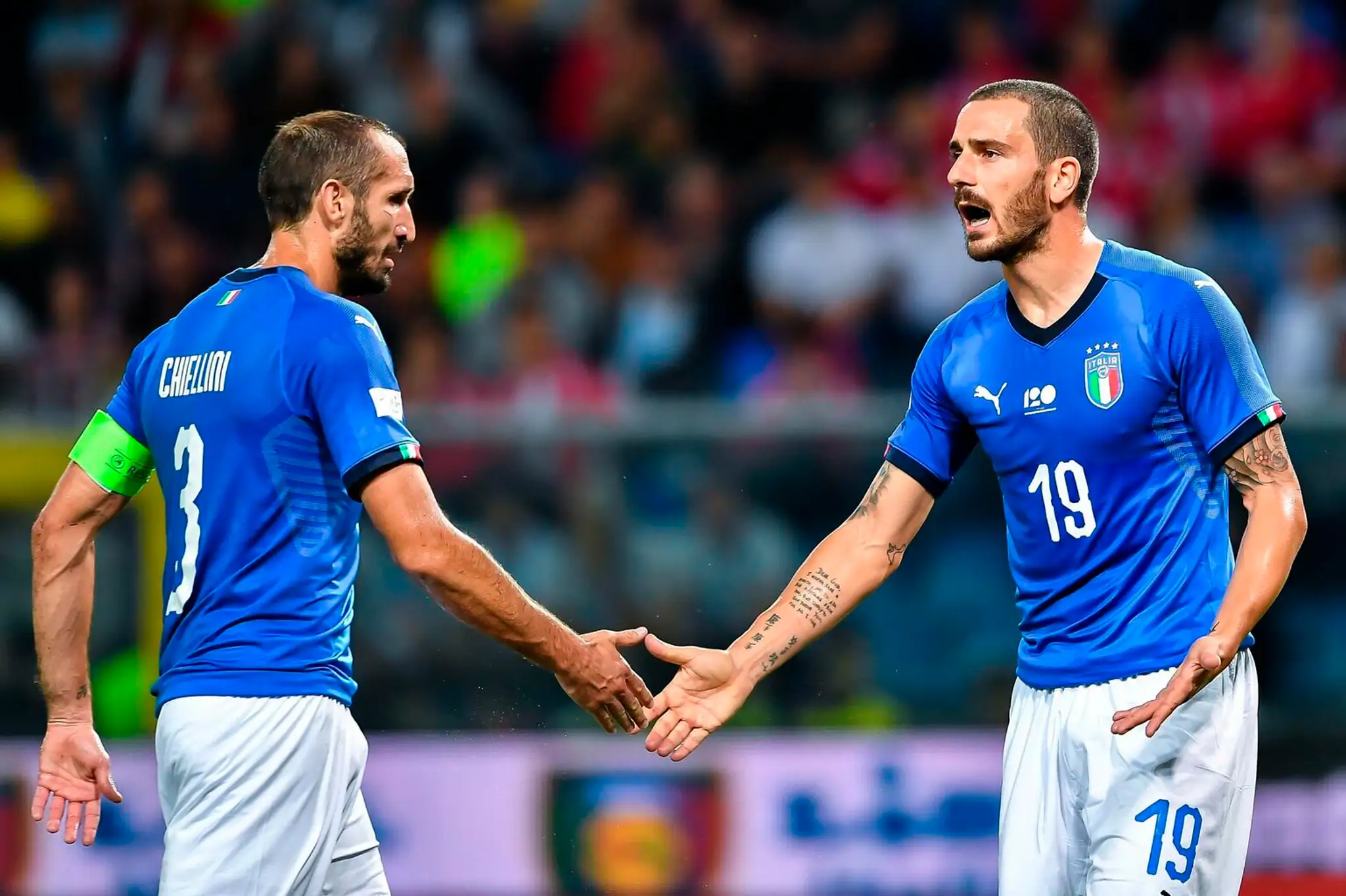 Obrancovia Talianska Leonardo Bonucci (vpravo) a Giorgio Chiellini v príprave proti Ukrajine.