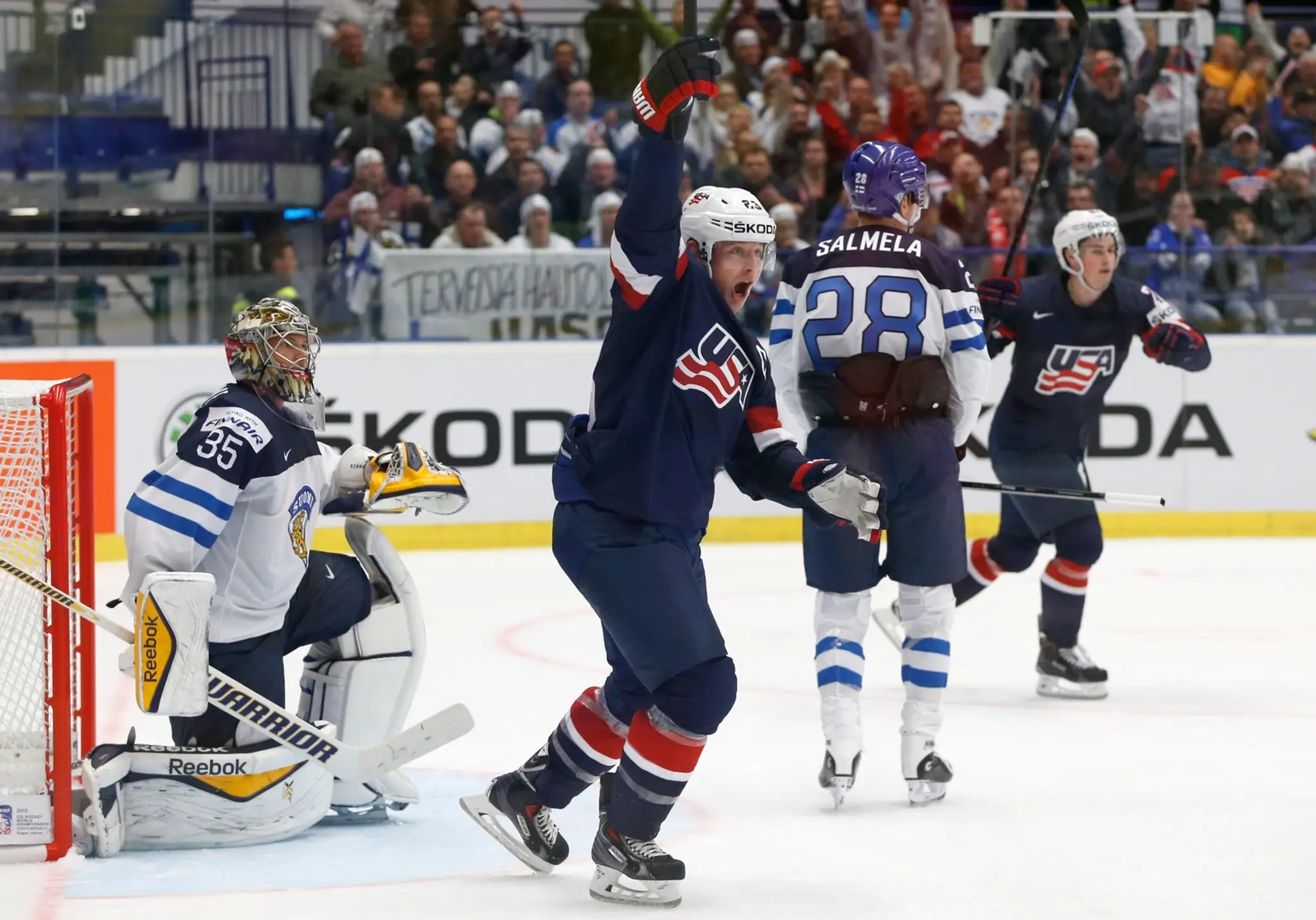Matt Hendricks (USA) sa teší z víťazného gólu do siete Fínska.