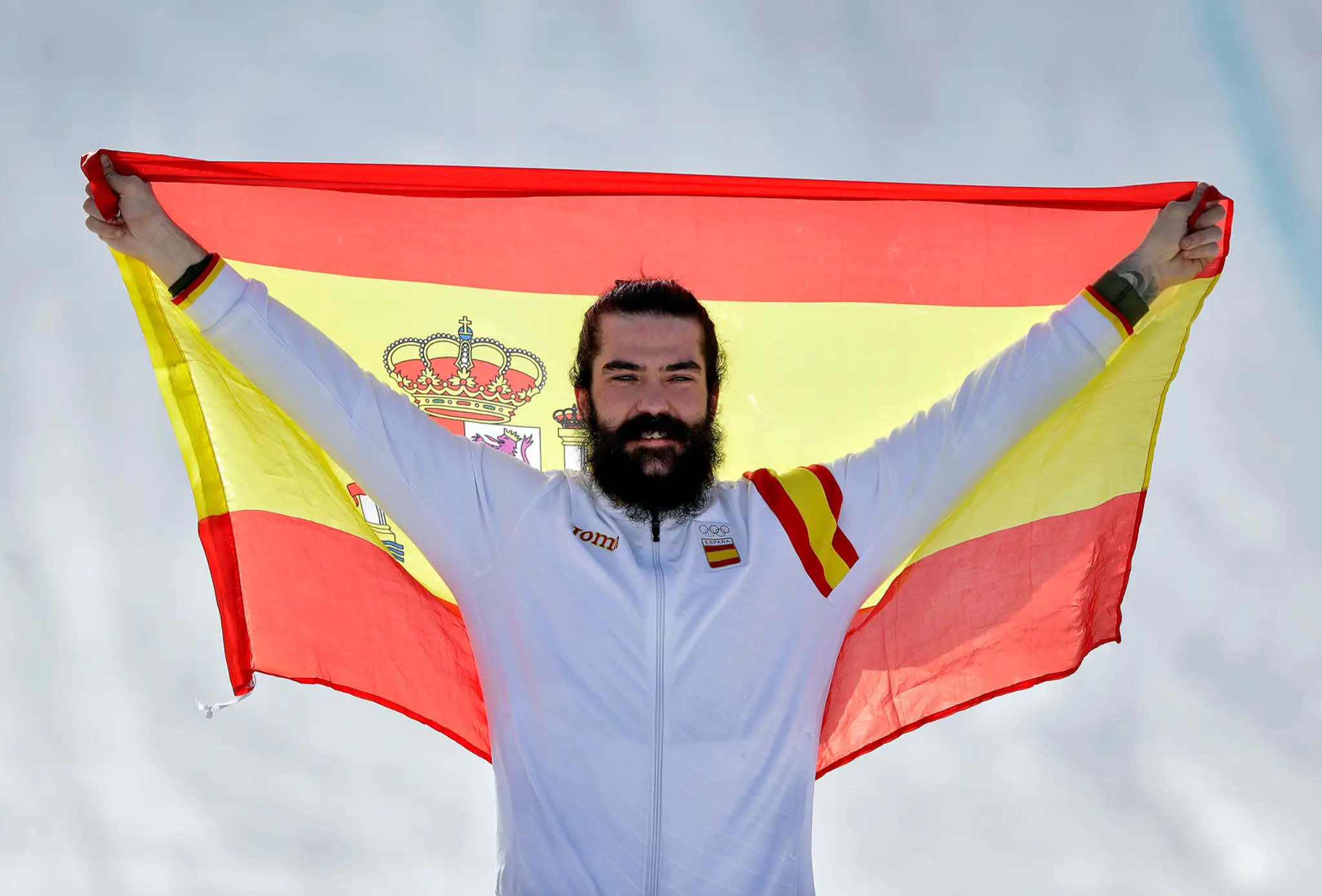 Španielsky snoubordista Regino Henández po bronze v snoubordkrose na ZOH 2018.