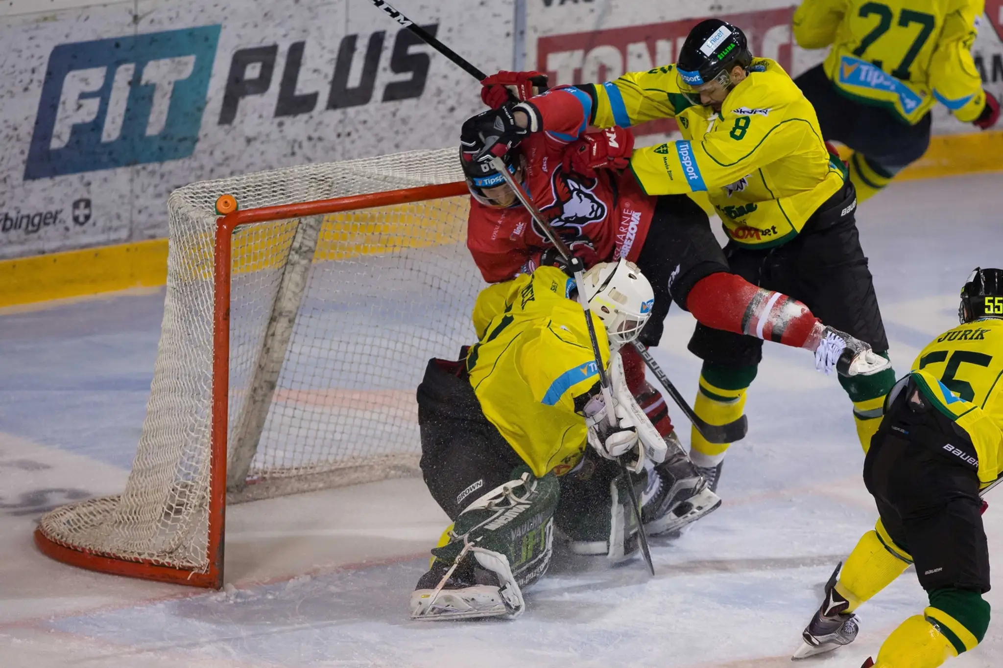 Zľava brankár Tomáš Tomek (Žilina), Petr Kafka (Banská Bystrica) a Tomáš Bokroš.