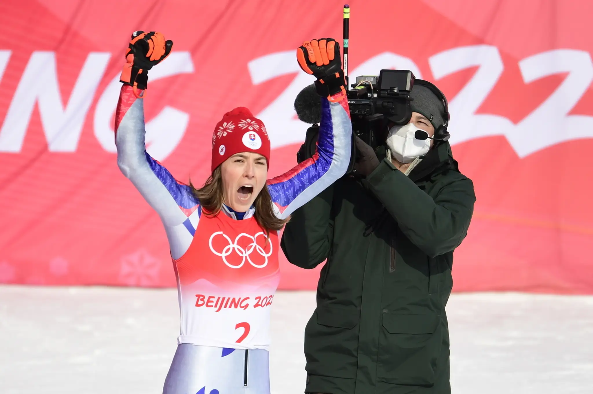 Slovenská lyžiarka Petra Vlhová oslavuje v cieli po tom, ako získala zlato v slalome na ZOH 2022.