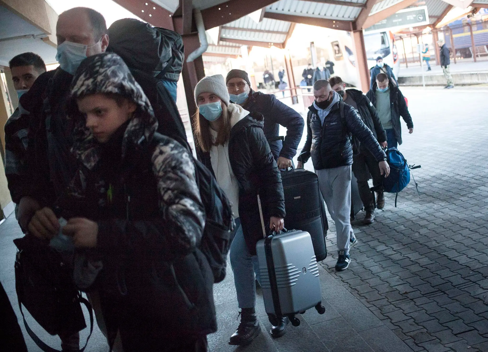 Ukrajinci po vystúpení z vlaku v Poľsku