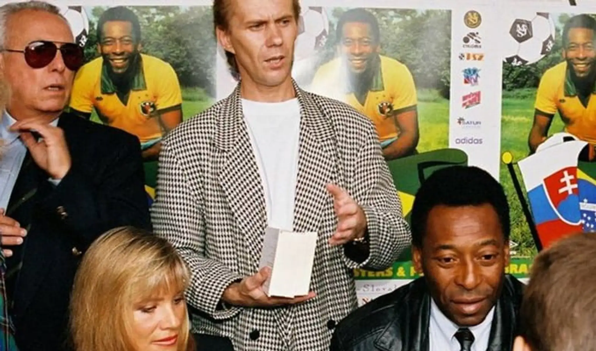 Autogramiáda v Košiciach v hviezdnom zložení. Zľava: profesor Julio Mazzei, Assiria Lemos (manželka kráľa futbalu), Joe Borbély a Pelé.