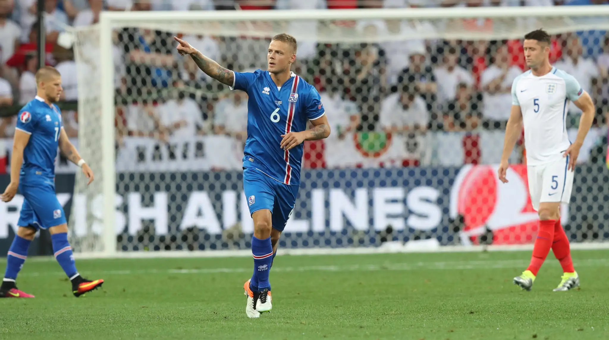 Hráč Islandu Ragnar Sigurdsson oslavuje druhý gól do bránky Anglicka.