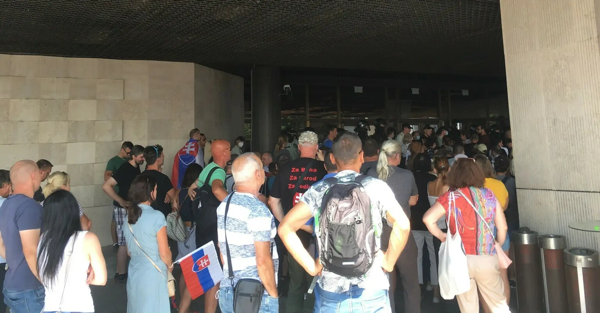 Demonštranti pred parlamentom.